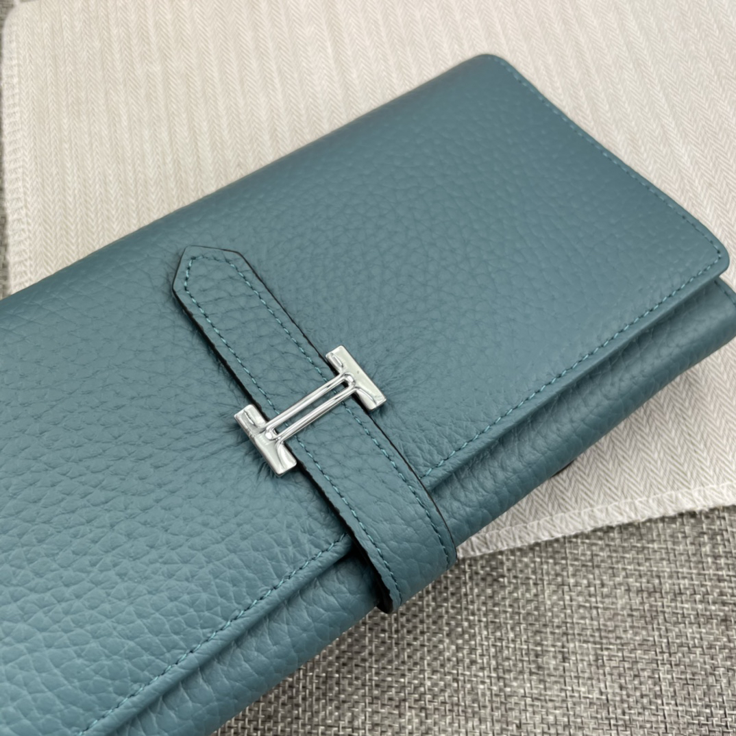 Hermès Women's Togo Leather Bi-Fold Wallet - Image 3