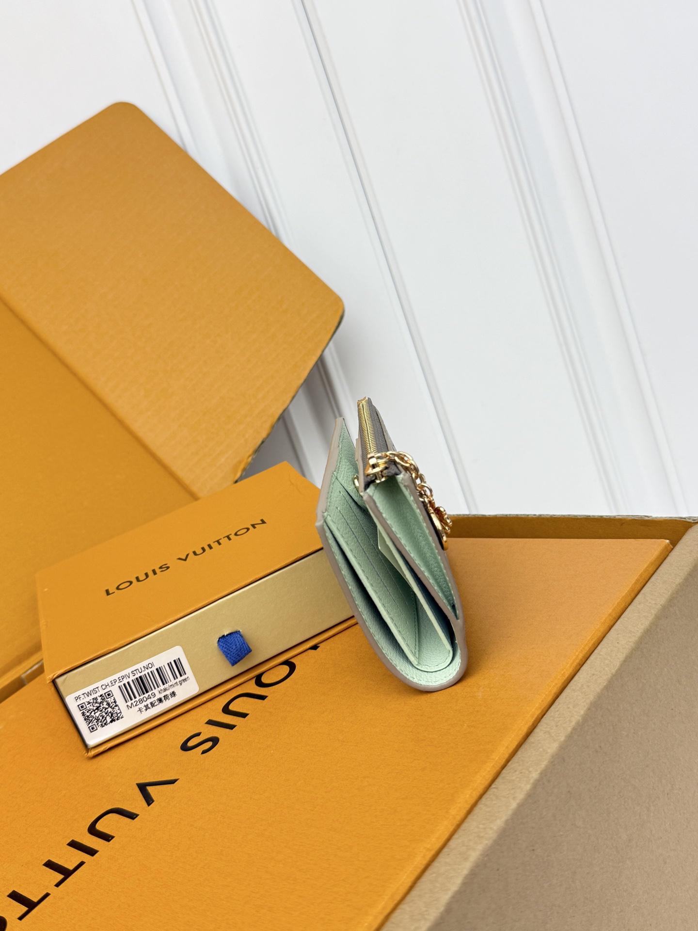 Louis Vuitton Lisa Monogram Wallet with Gold Four-Leaf Clover Charm - Image 3
