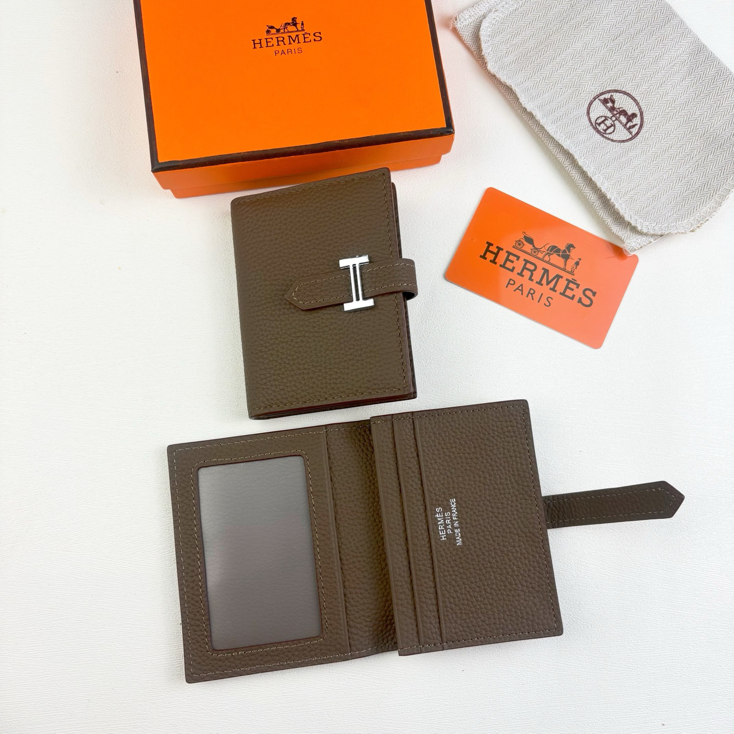 Hermès Togo Leather Card Holder with H-Lock - Image 3