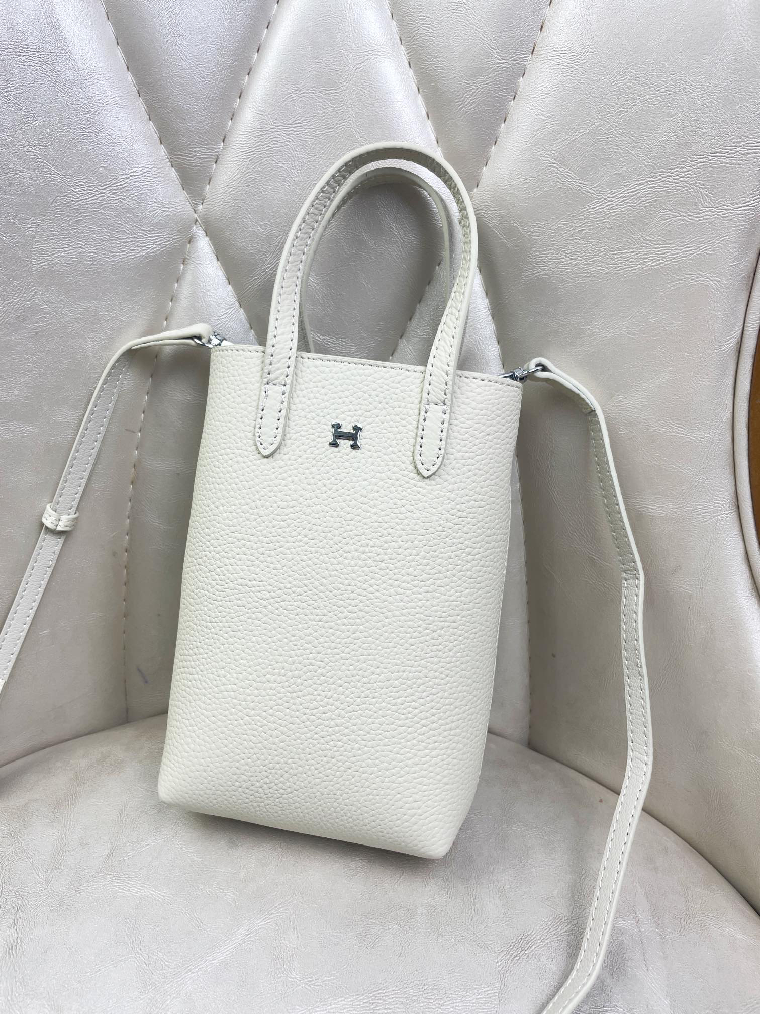 Hermès Leather Multi-Function Crossbody Phone Bag - Image 3