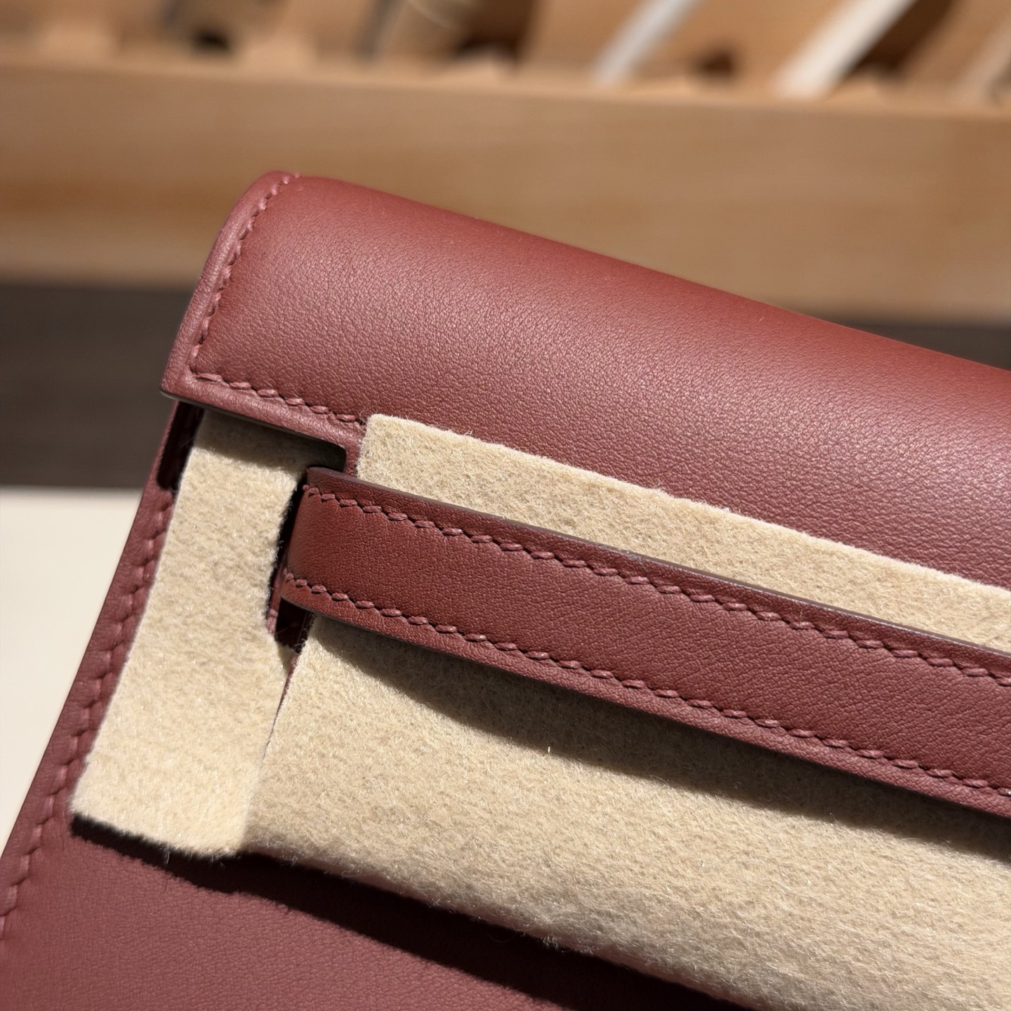 Pomari Swift Red Leather Crossbody Bag - Image 3