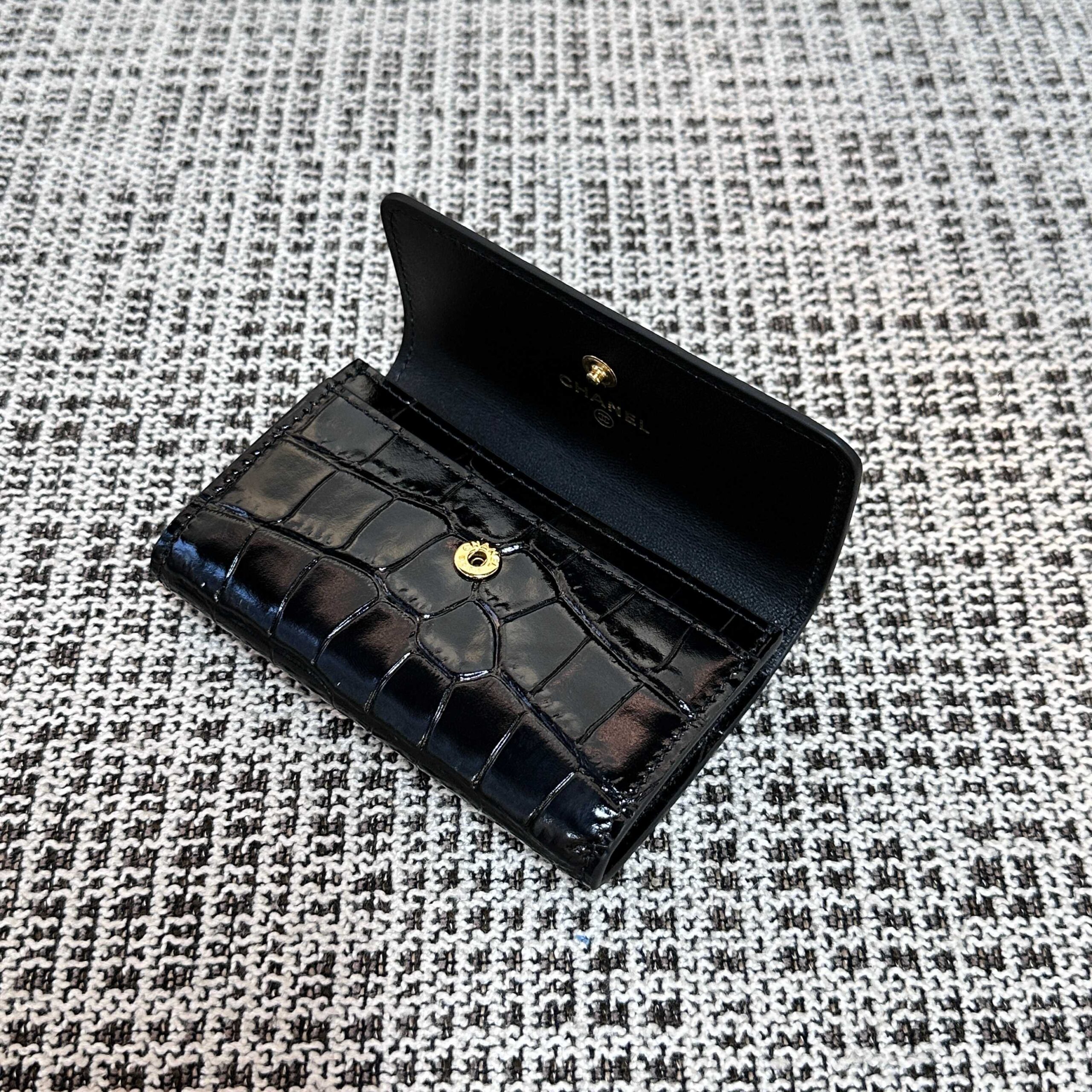CHANEL Crocodile-Embossed Flap Card Holder - Image 4