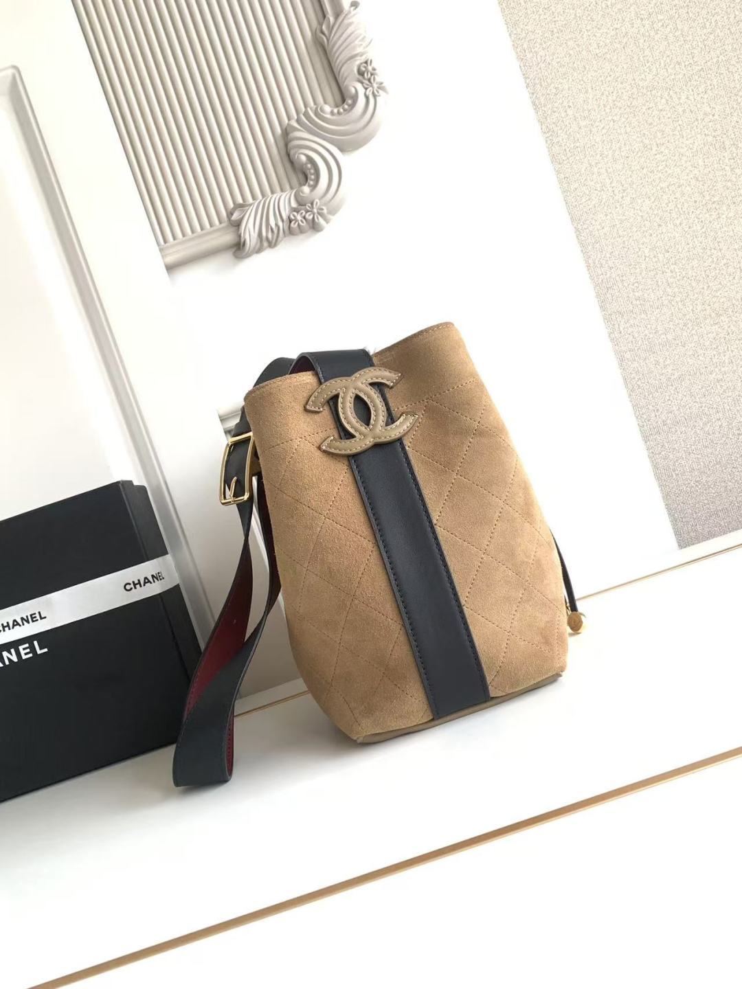 Chanel 26B AS6584 Large Leather Bucket Crossbody Bag - Image 4