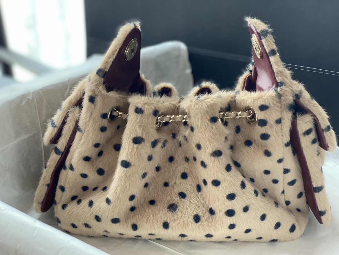 CHANEL Mini Spotted Velvet Bucket Bag - Image 4