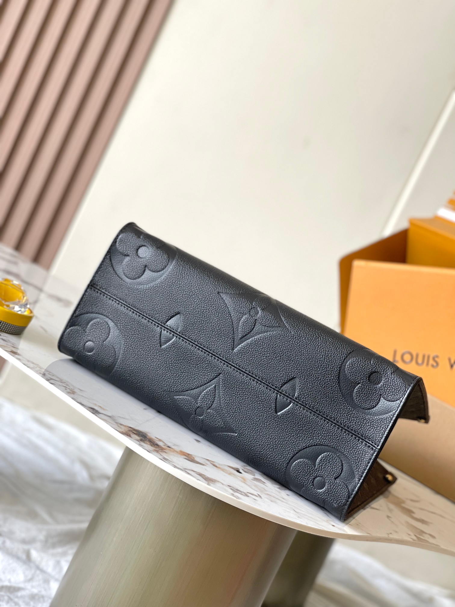 Louis Vuitton Onthego MM Tote Bag - Image 4