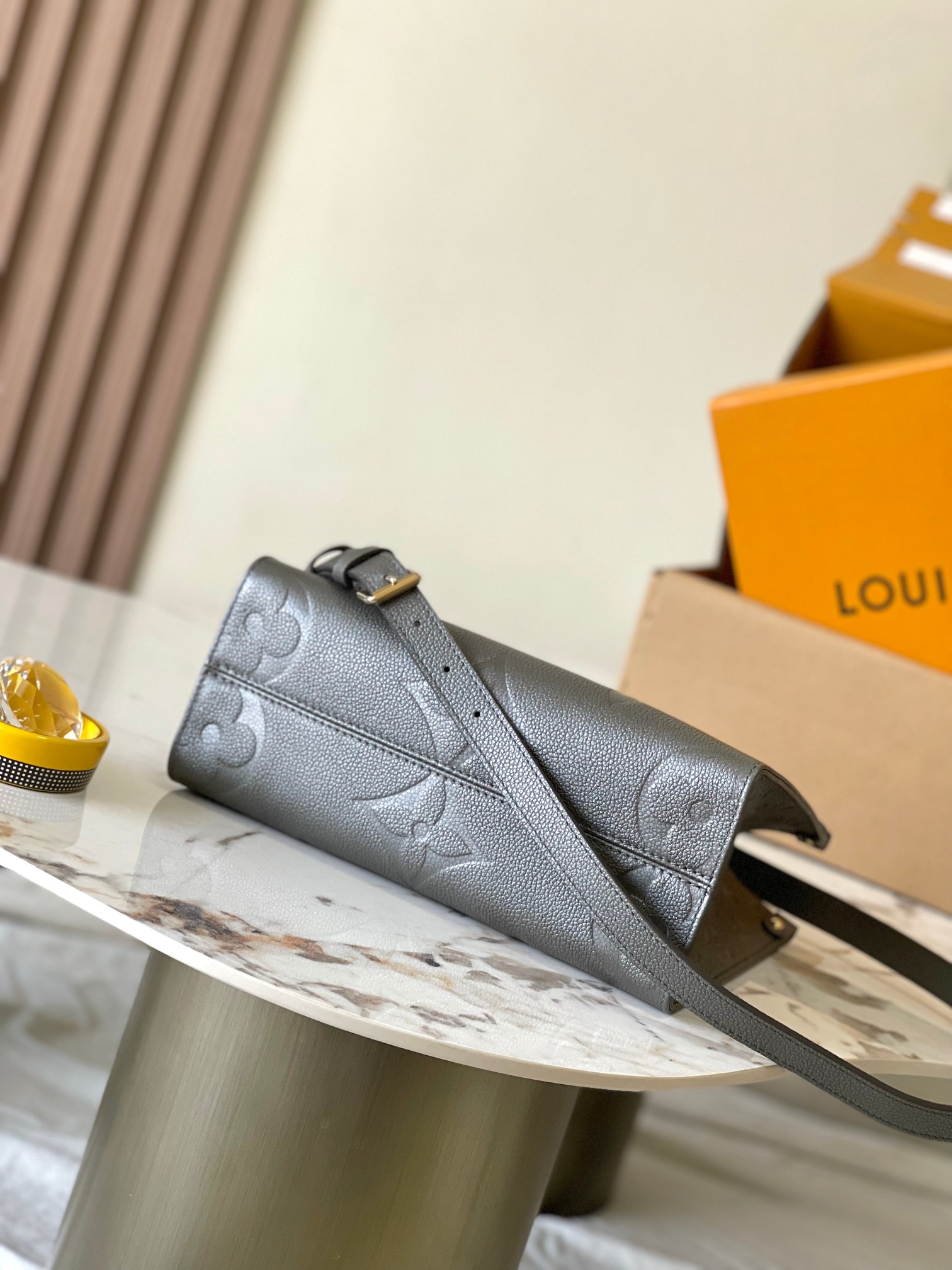 Louis Vuitton Onthego Small Handbag - Image 4