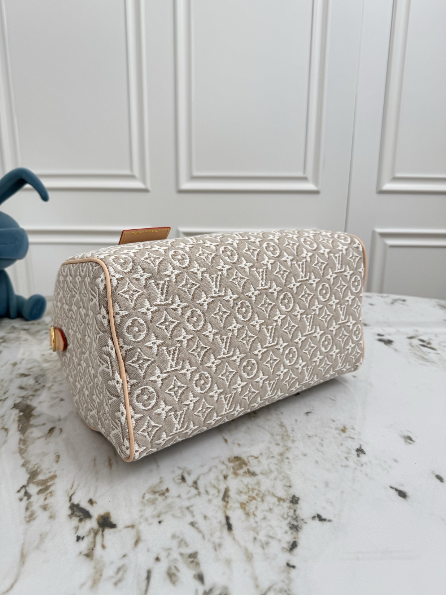 Louis Vuitton Sedy Soft 30 Handbag in White Monogram Emblème Denim - Image 4