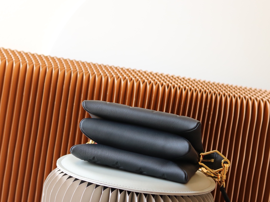 Louis Vuitton Coussin BB Lambskin Shoulder Bag - Image 4