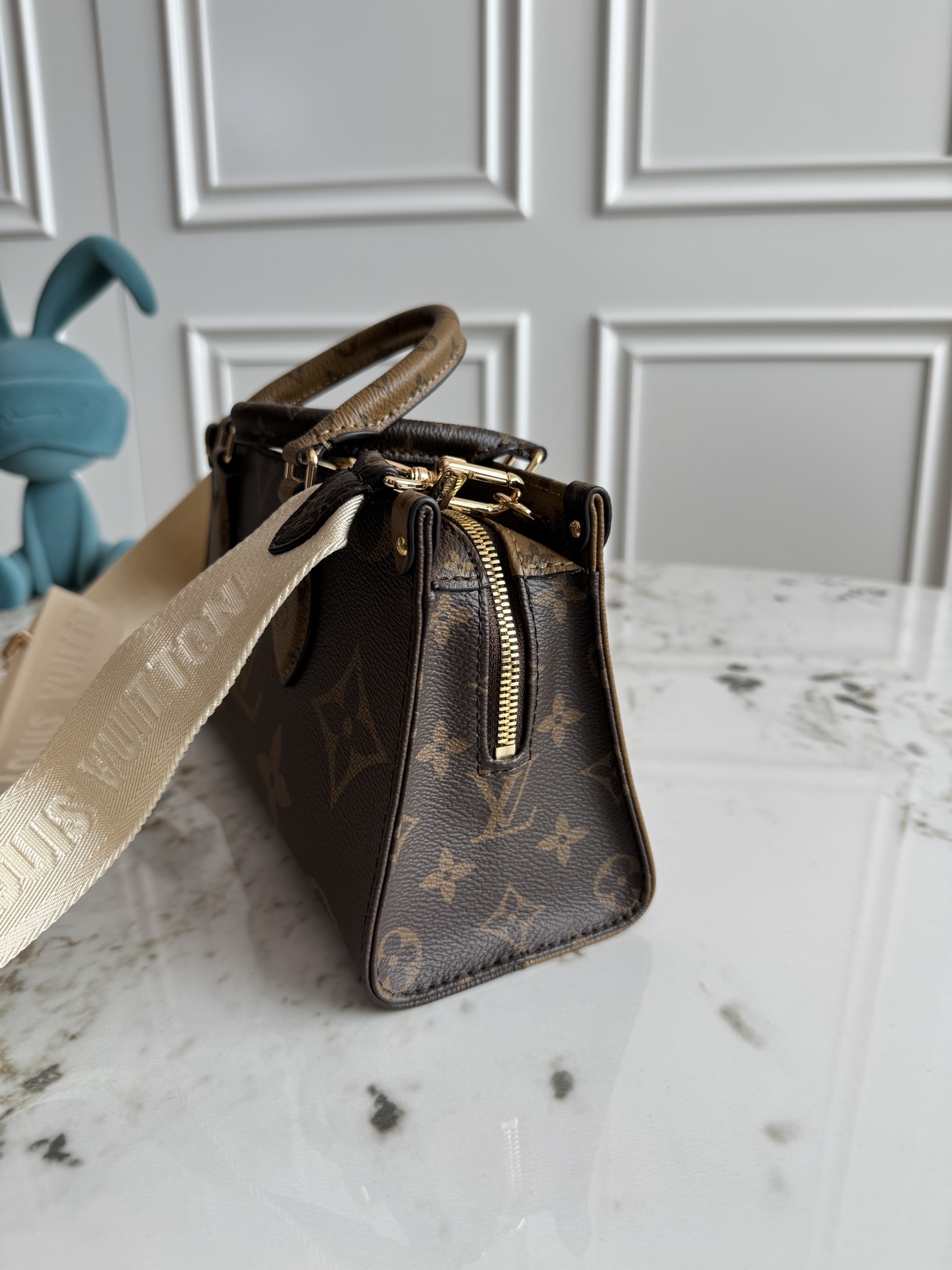 Louis Vuitton OnTheGo East West Tote Bag M46653 - Image 4