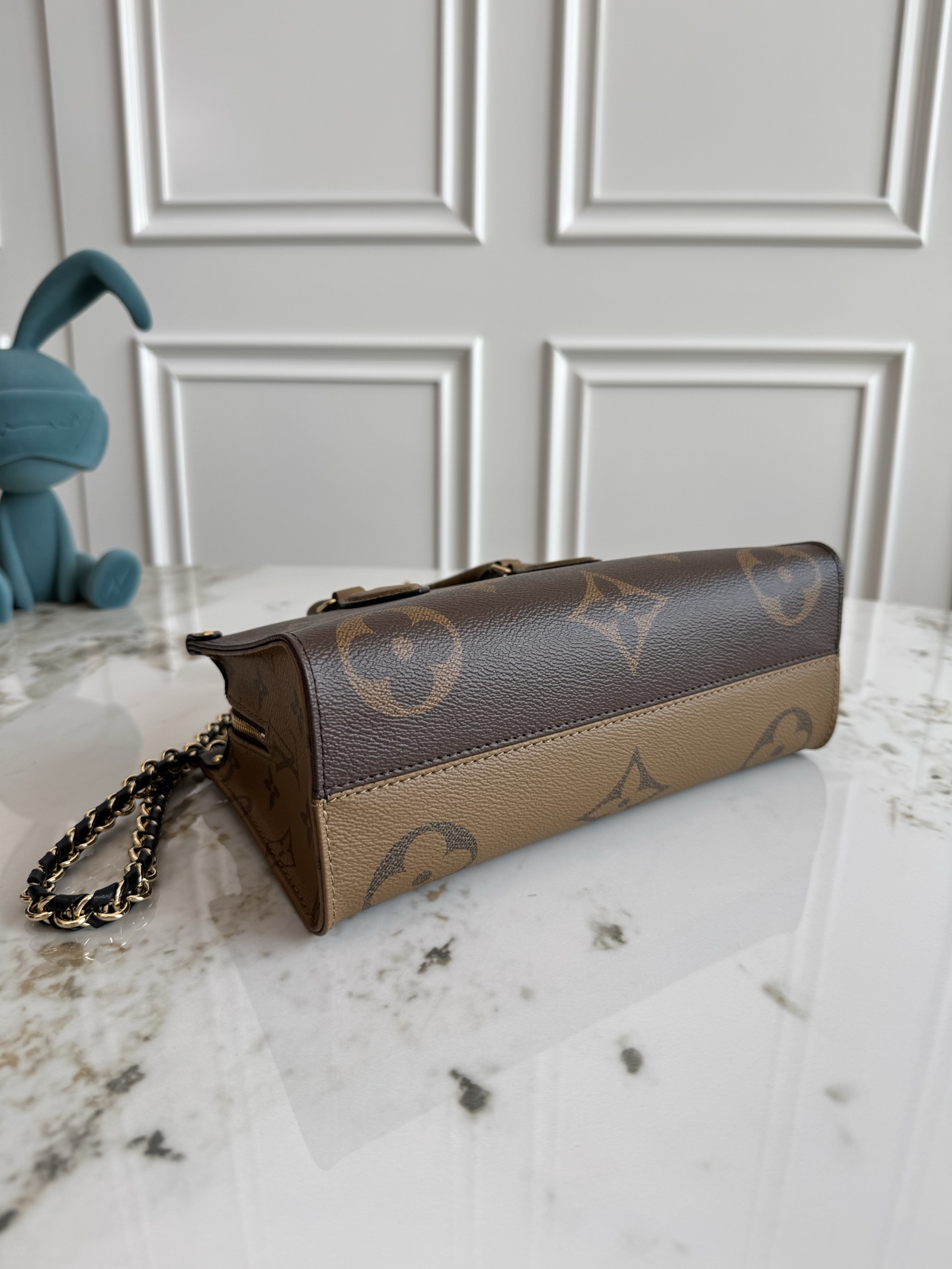 Louis Vuitton OnTheGo East West Handbag M14236 - Image 4