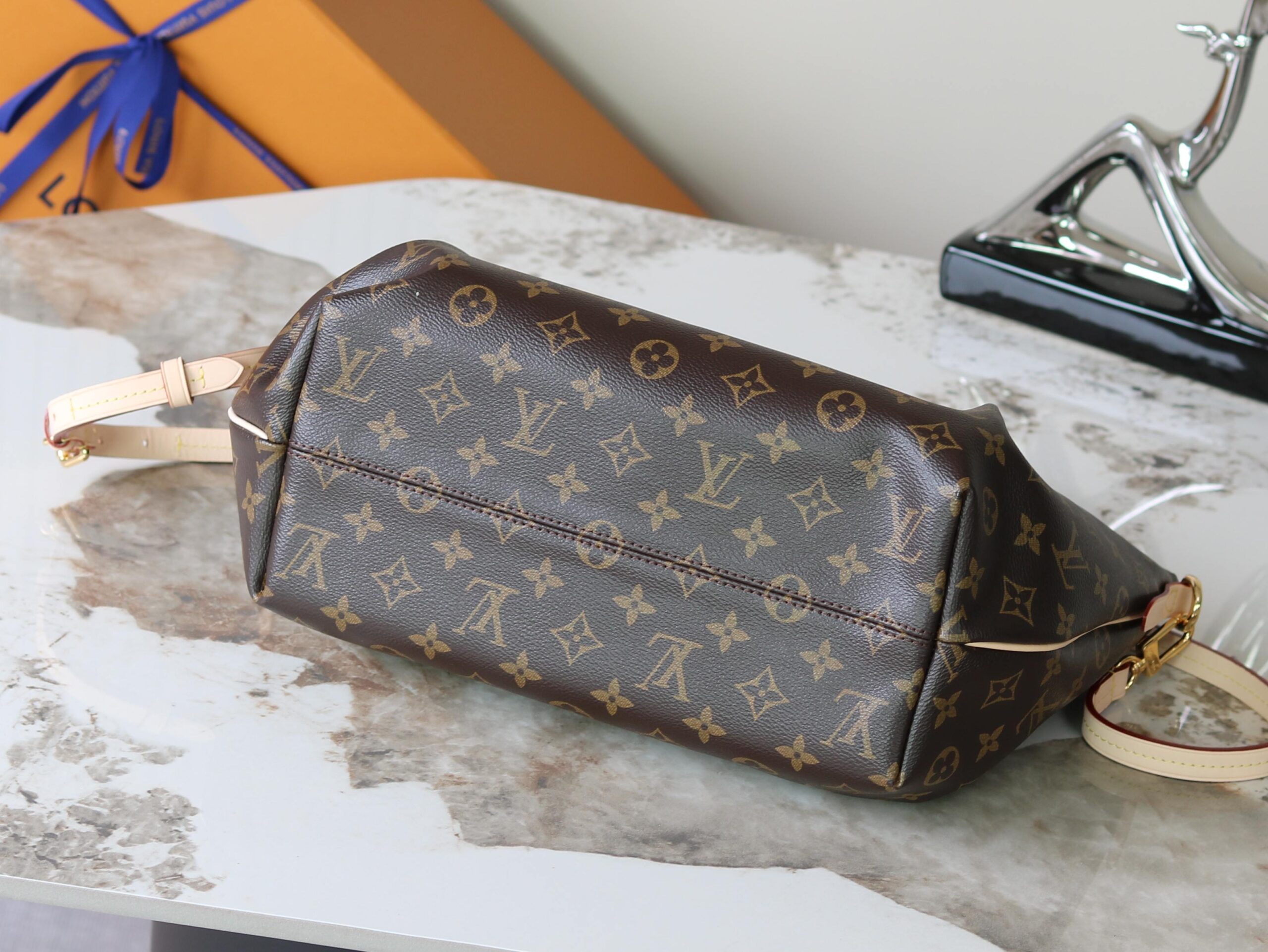 Louis Vuitton M48814 Leather Handbag - Image 4
