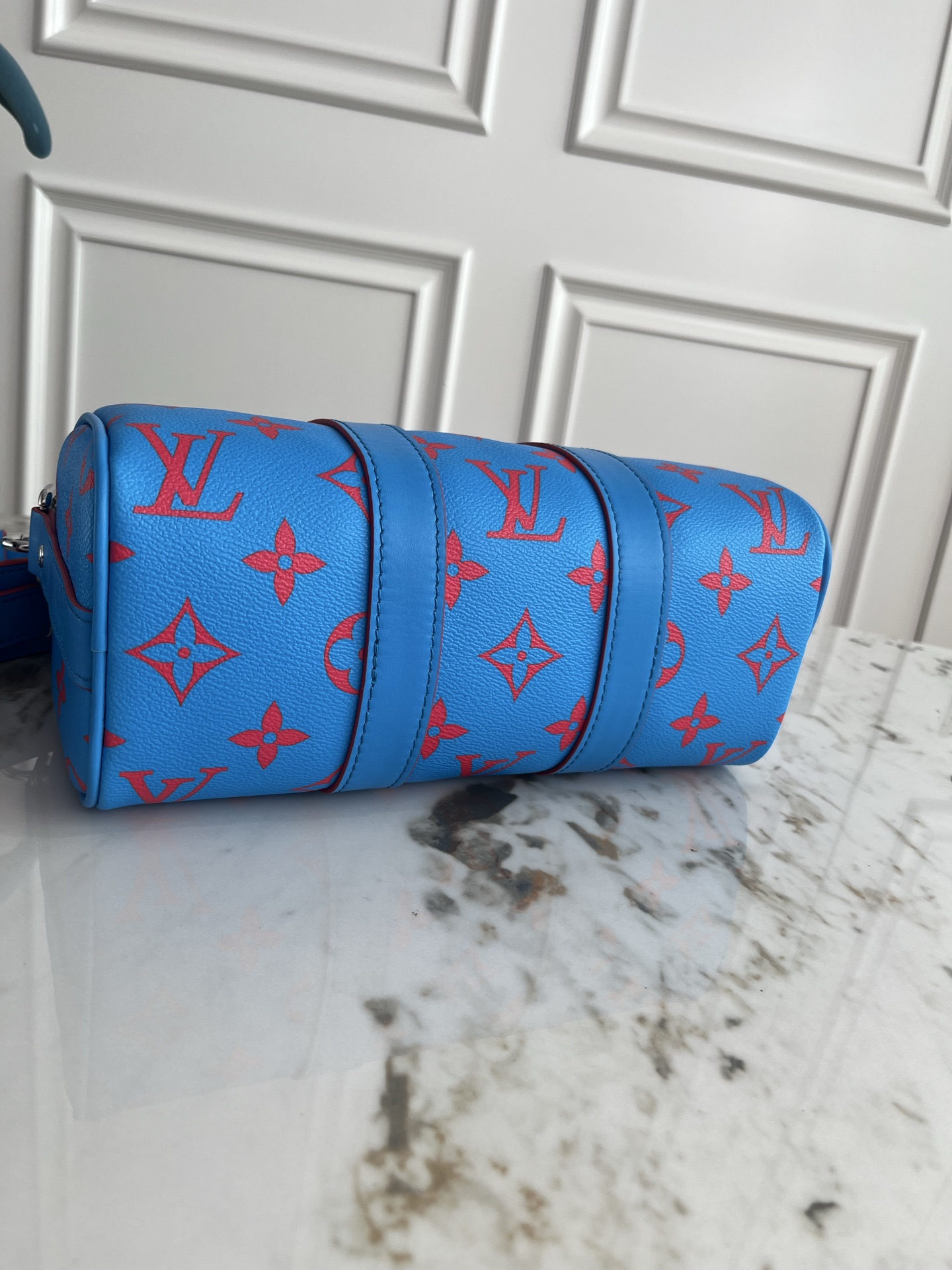 Louis Vuitton Keepall Bandoulière 25 Monogram Surfin' Travel Bag - Image 4