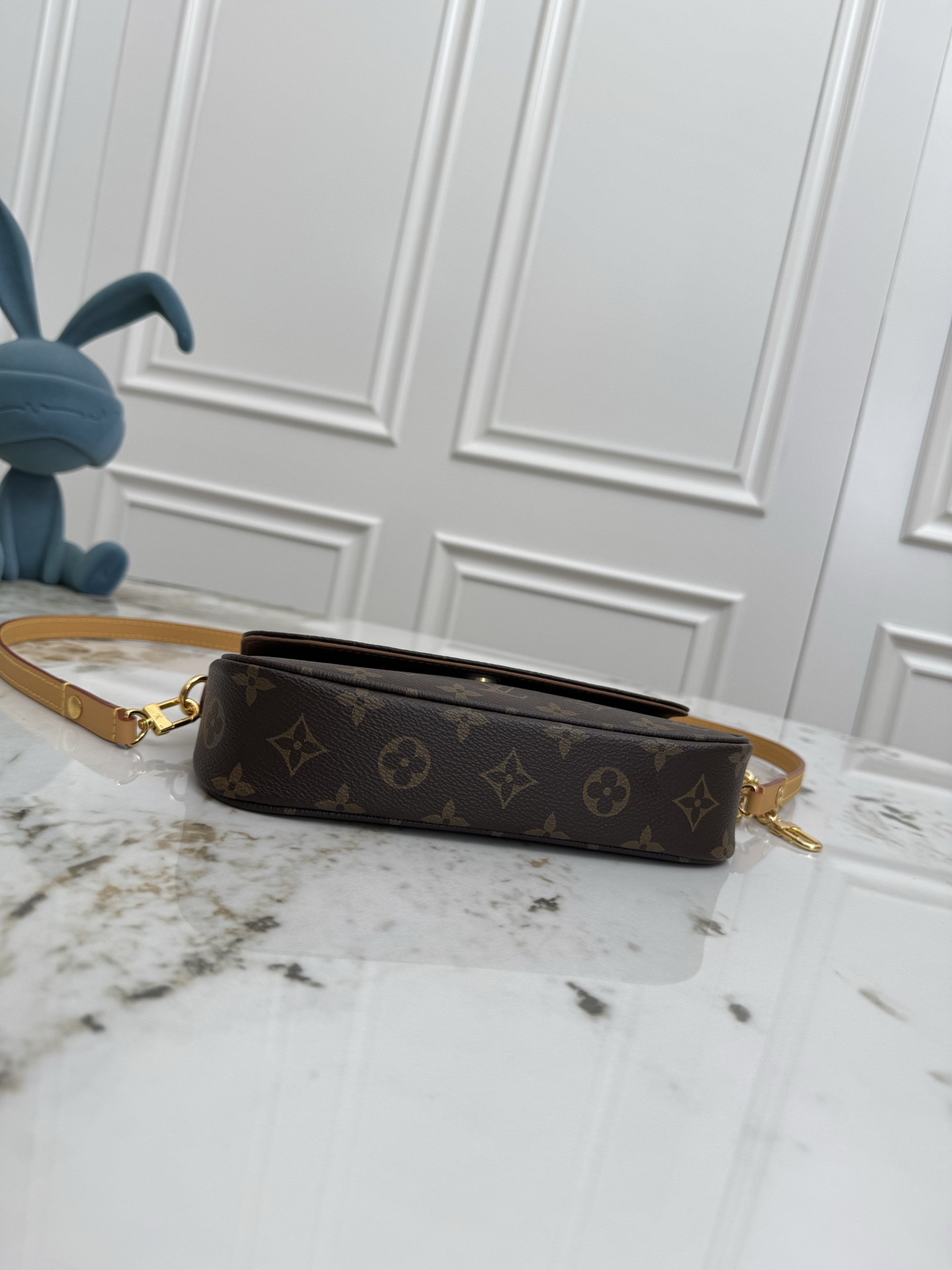 Louis Vuitton Wallet on Chain Ivy Crossbody Bag in Monogram Empreinte Leather - Image 4