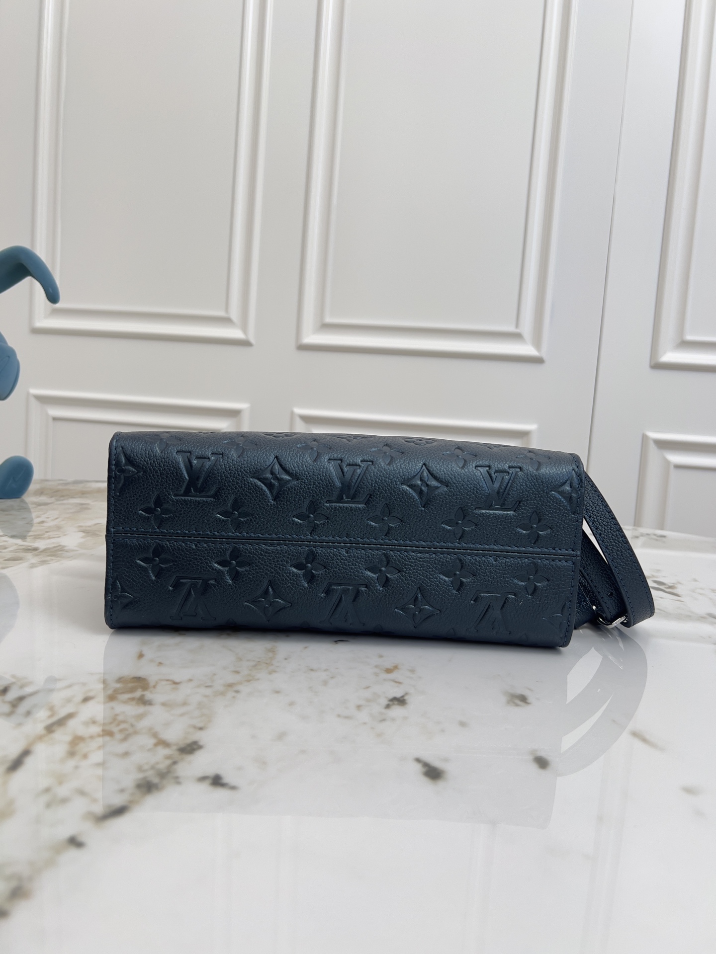 Louis Vuitton OnTheGo Tote in Pearl Blue Embossed Leather - Image 4