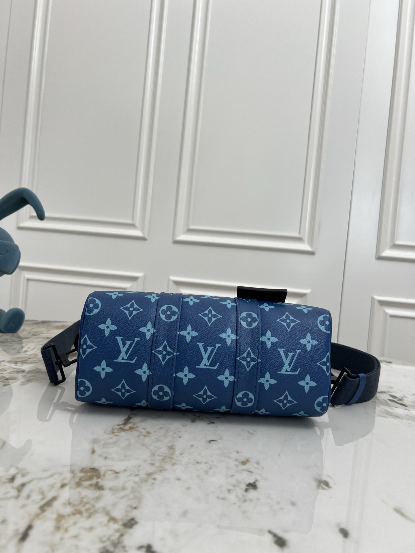 Louis Vuitton Keepall Bandoulière 25 Travel Bag - Image 4