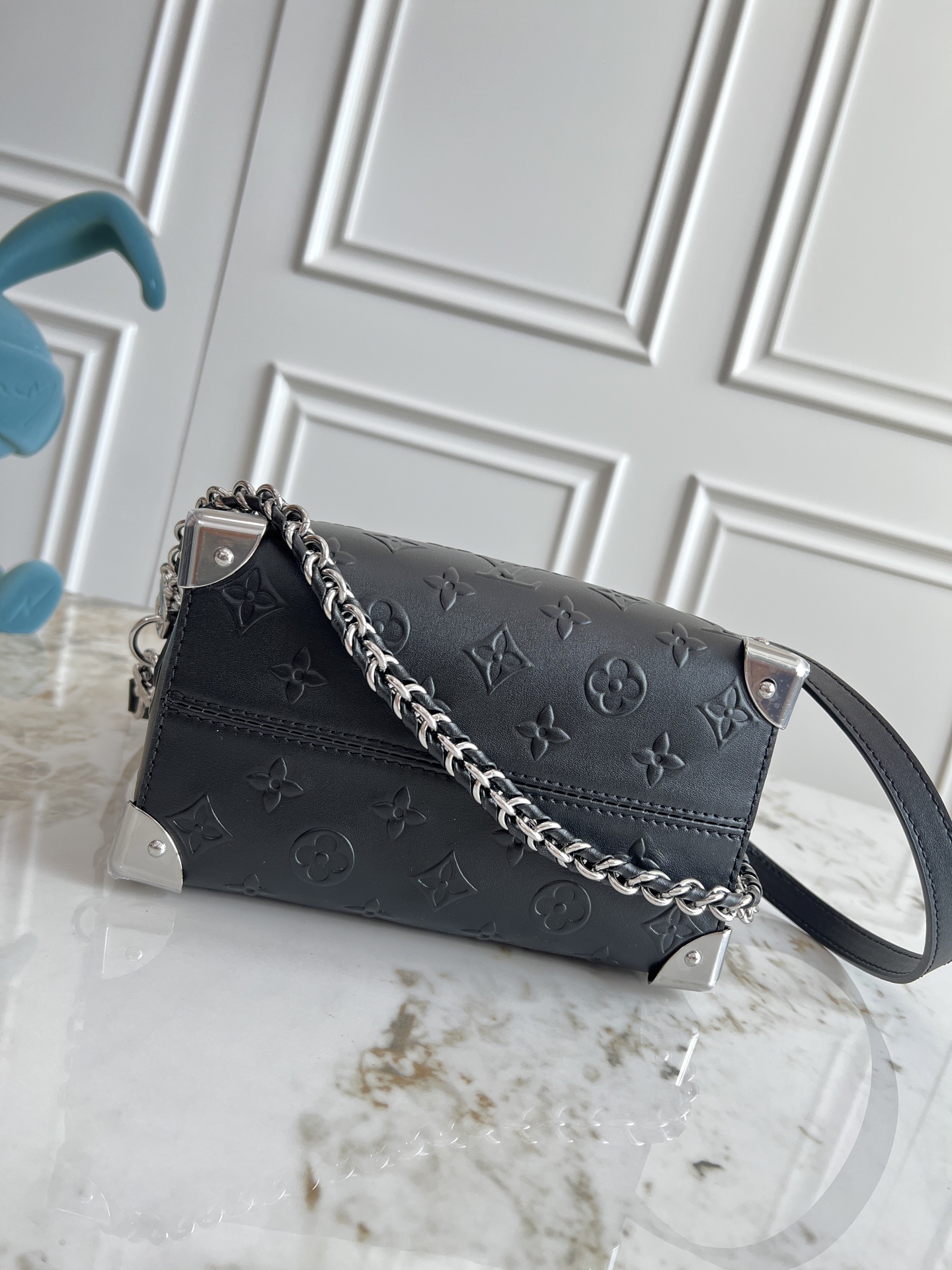 Louis Vuitton OnTheGo Small Handbag in Monogram Bold Leather - Image 4