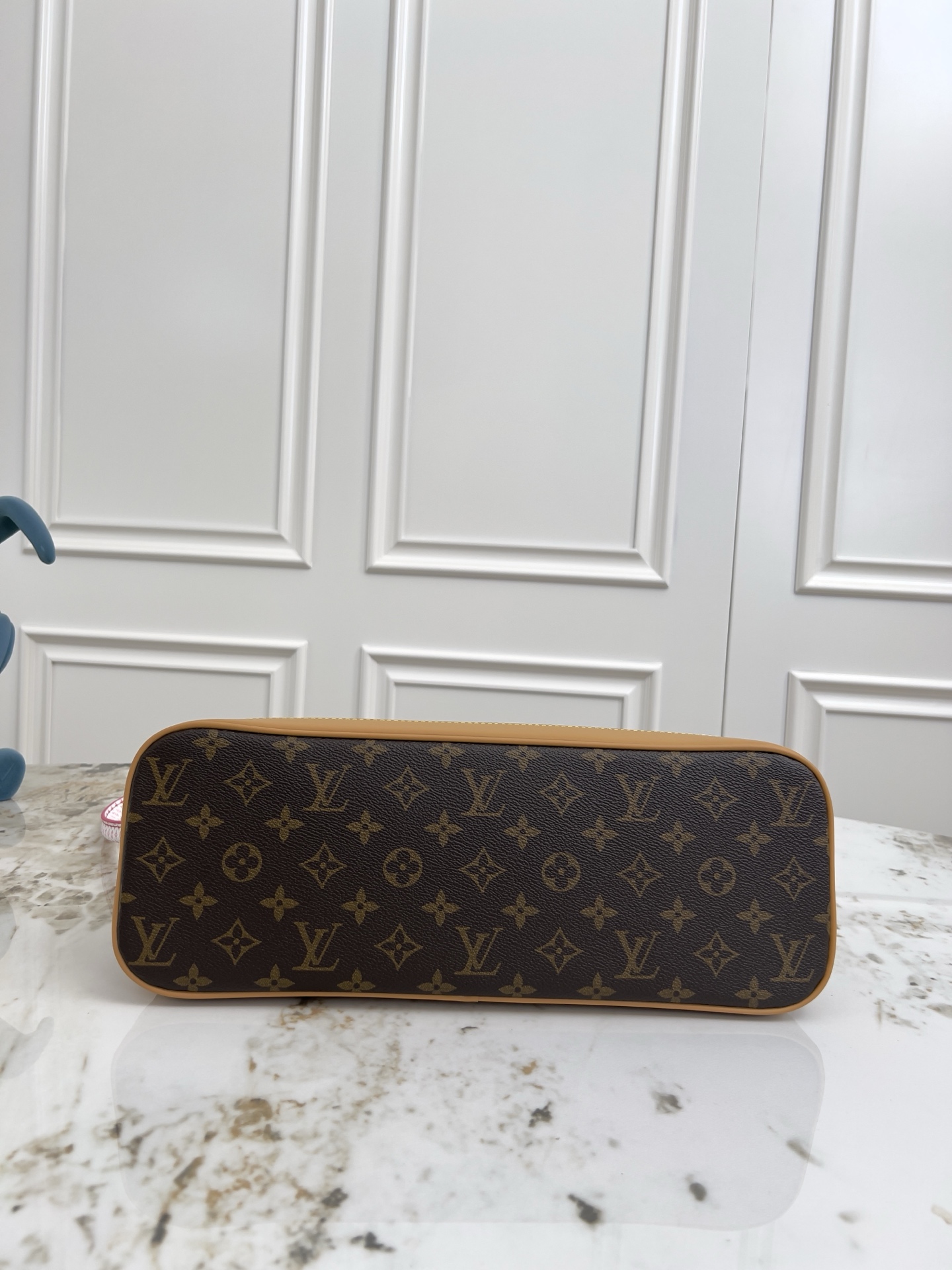 Alma Soft Medium Handbag - Image 4