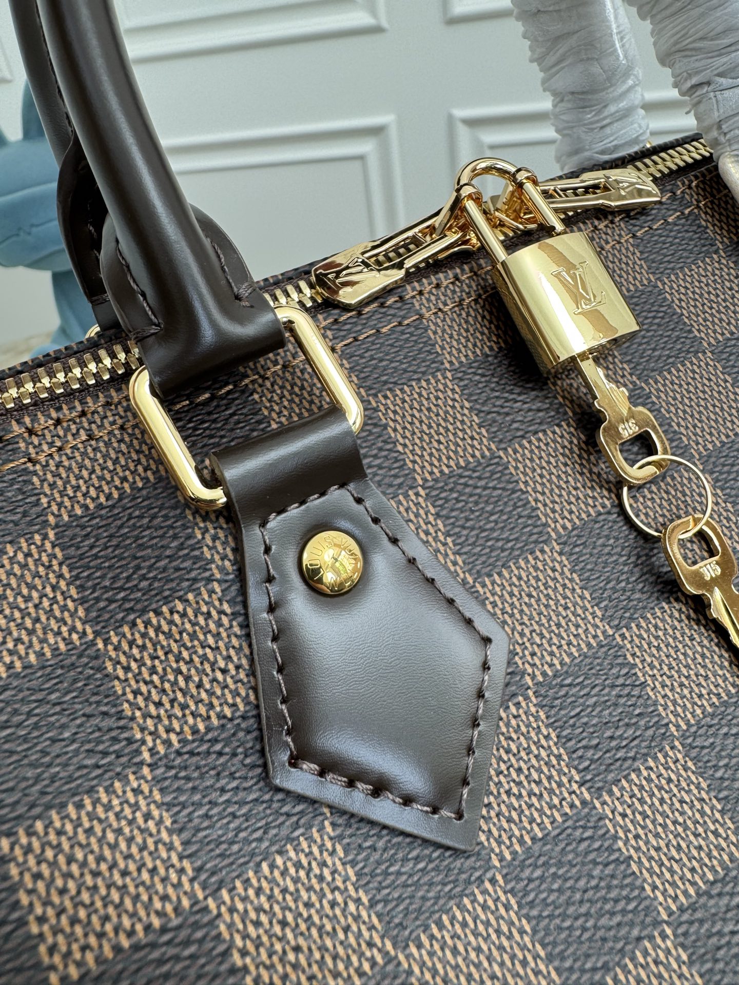 Speedy Bandoulière 30 Handbag in Damier Ebene Canvas - Image 4