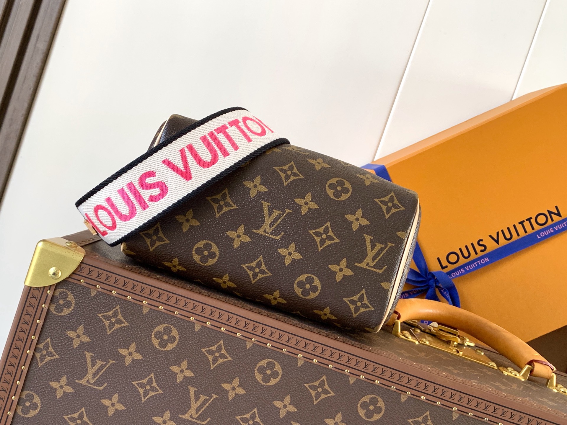 Louis Vuitton Speedy Bandoulière 20 Monogram Crossbody Bag - Image 4