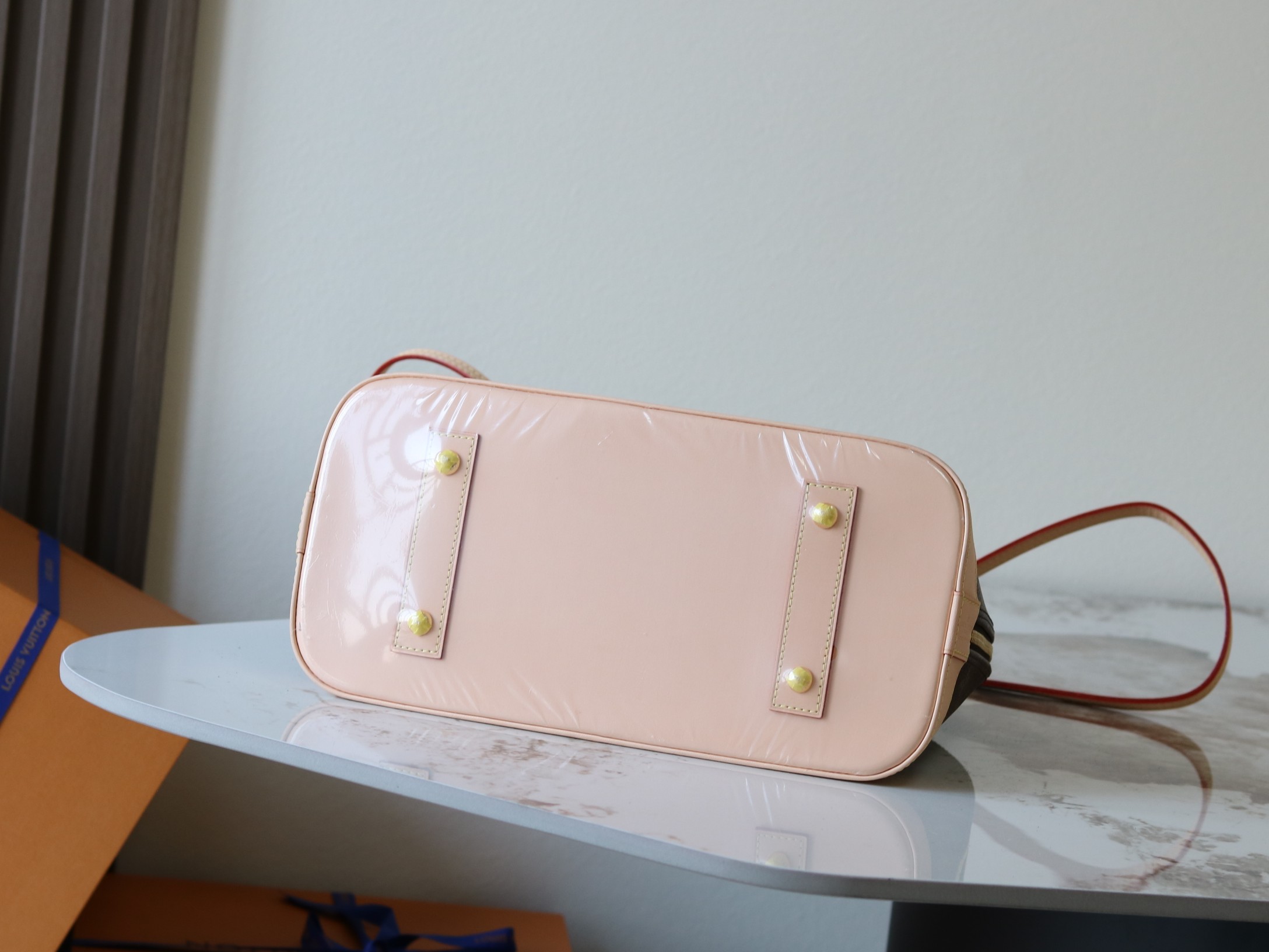 Louis Vuitton Alma Monogram Handbag - Image 4