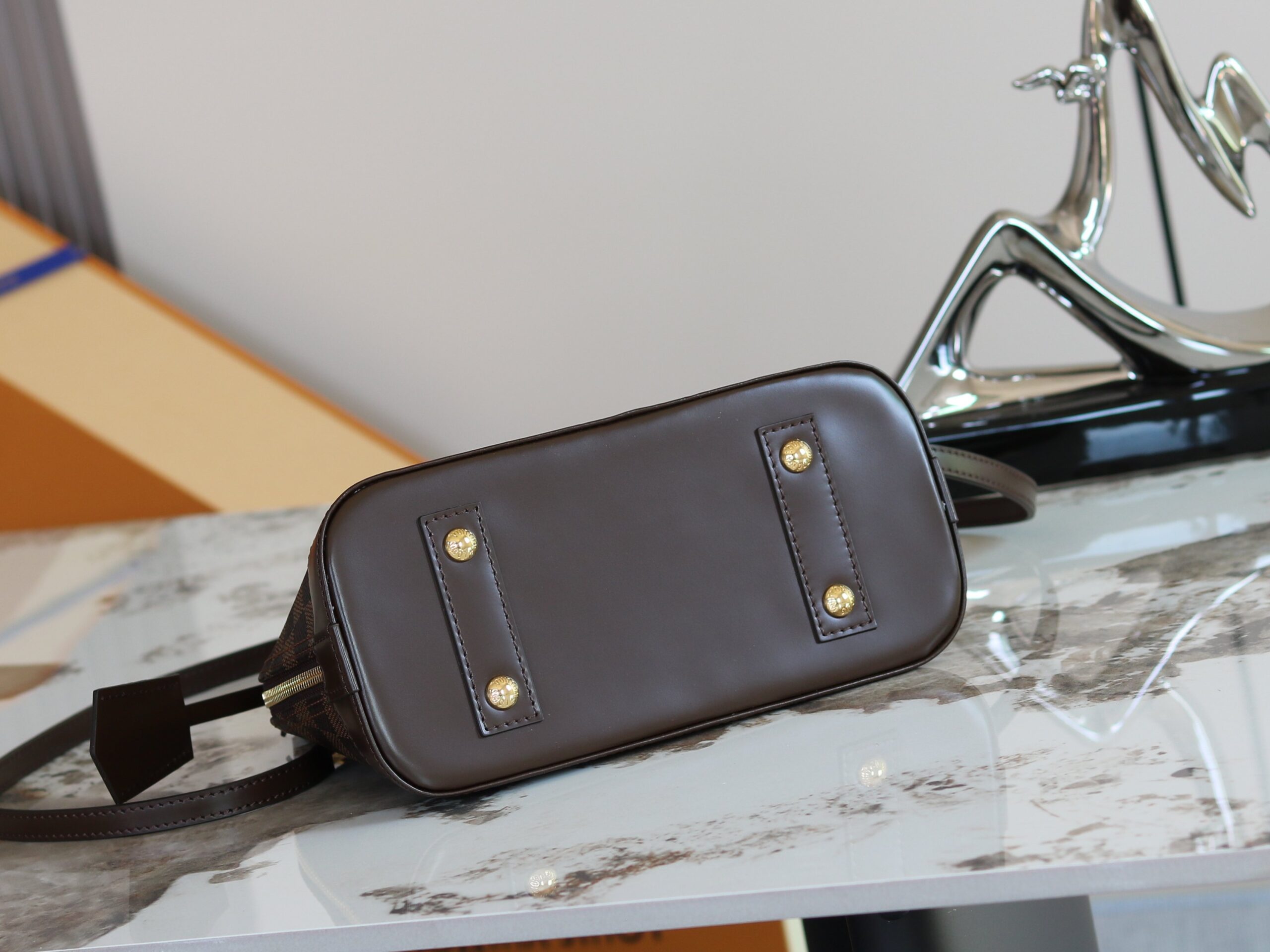 Louis Vuitton Alma Handbag in Monogram Canvas - Image 4