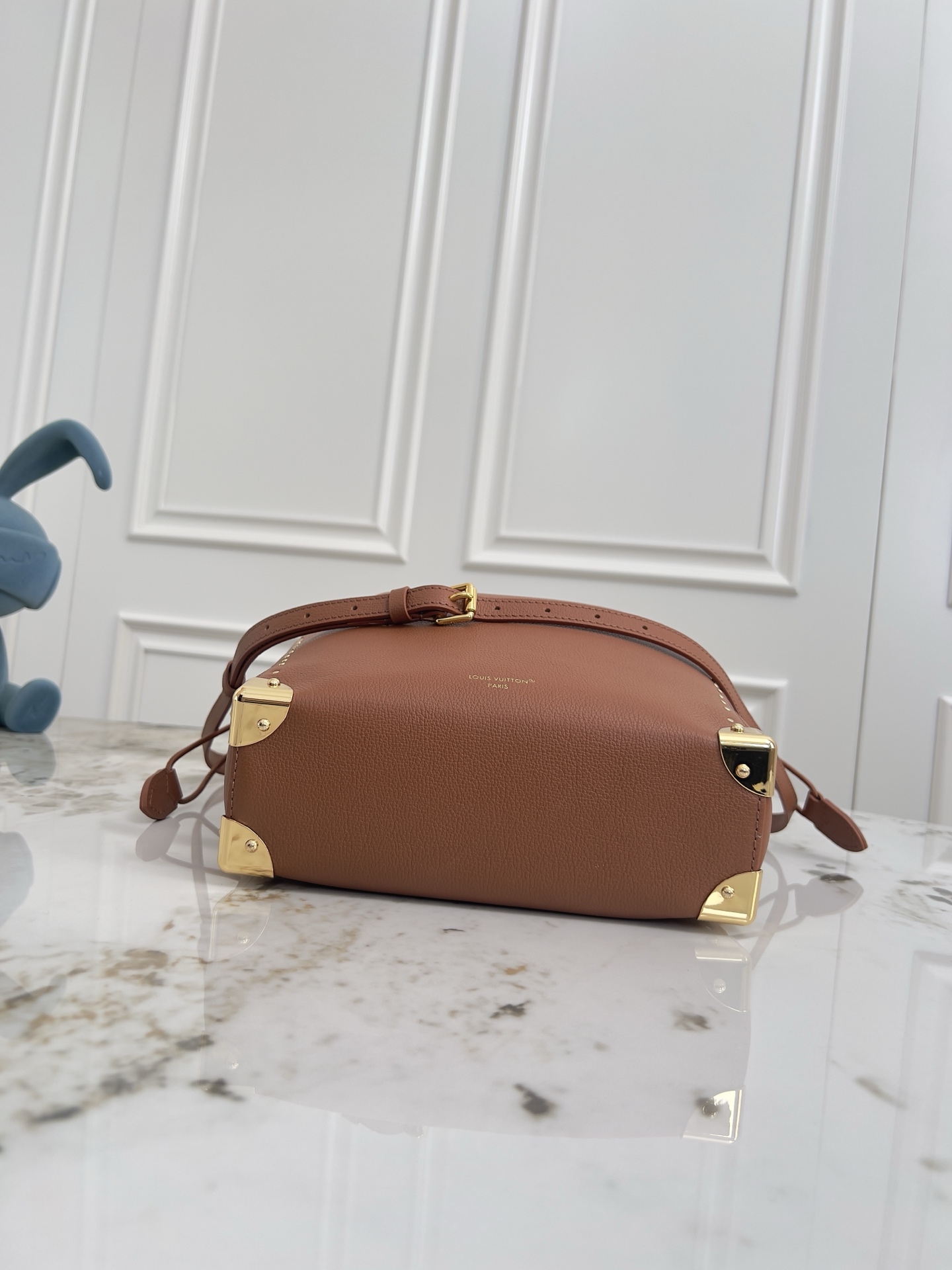 Louis Vuitton Noé Trunk Monogram Reverse Leather Shoulder Bag - Image 4
