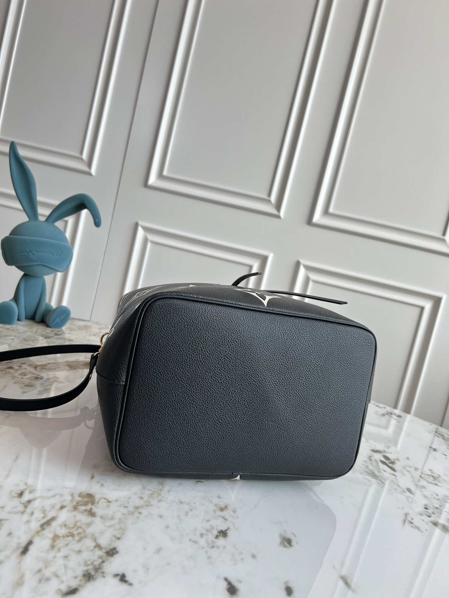 Louis Vuitton NéoNoé MM Monogram Bucket Bag - Image 4