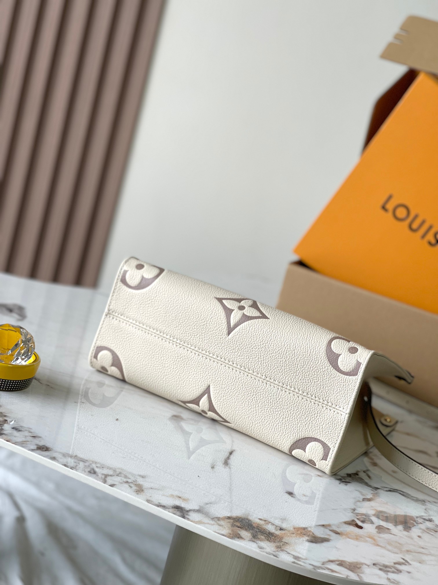 Louis Vuitton Onthego Small Handbag, White, Model M45654 - Image 4