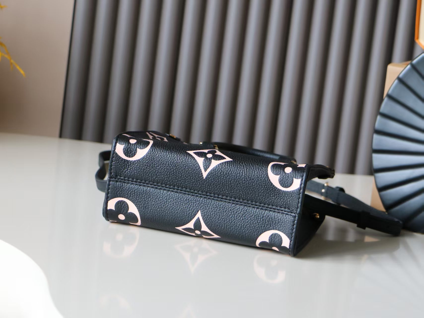 Louis Vuitton OnTheGo BB Handbag - Image 4