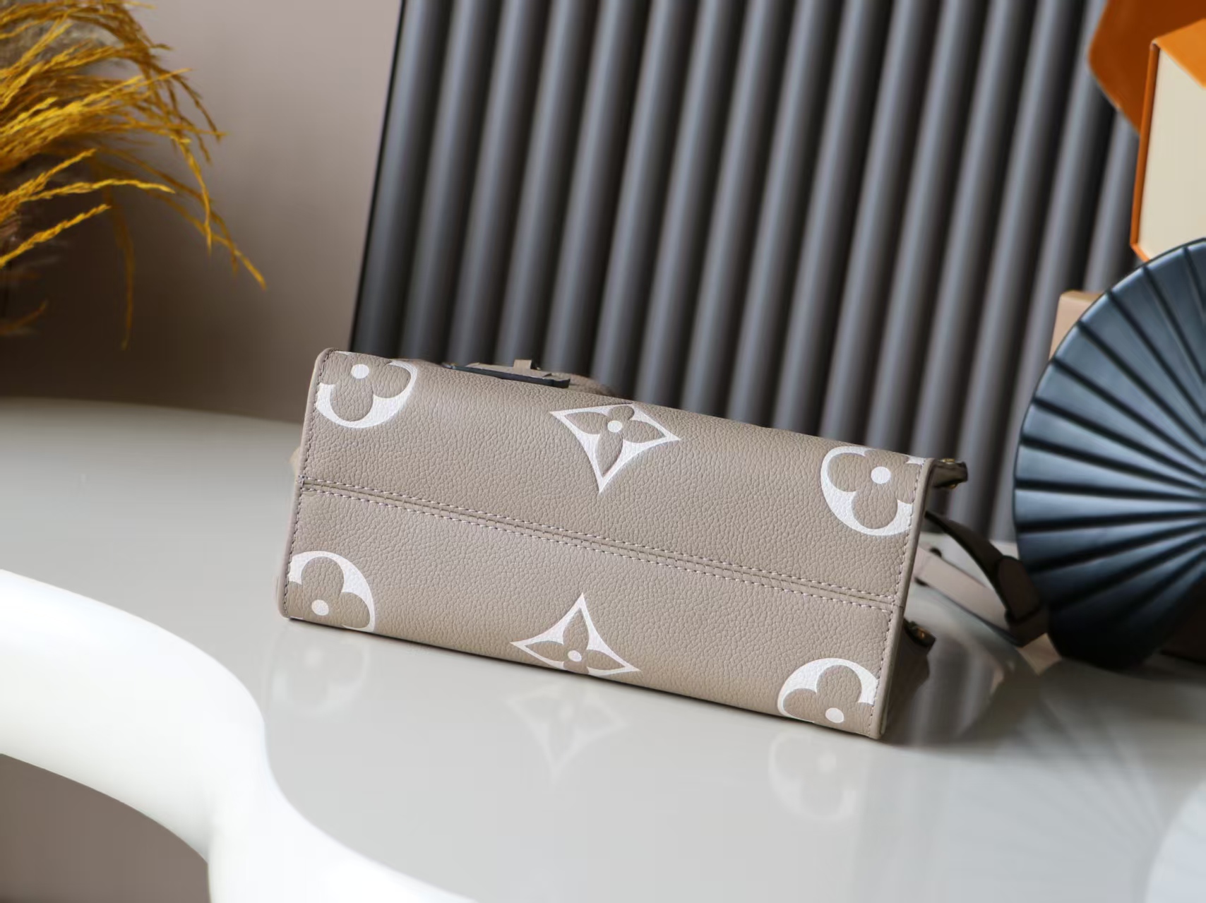 OnTheGo Tote Bag in Leather - Image 4