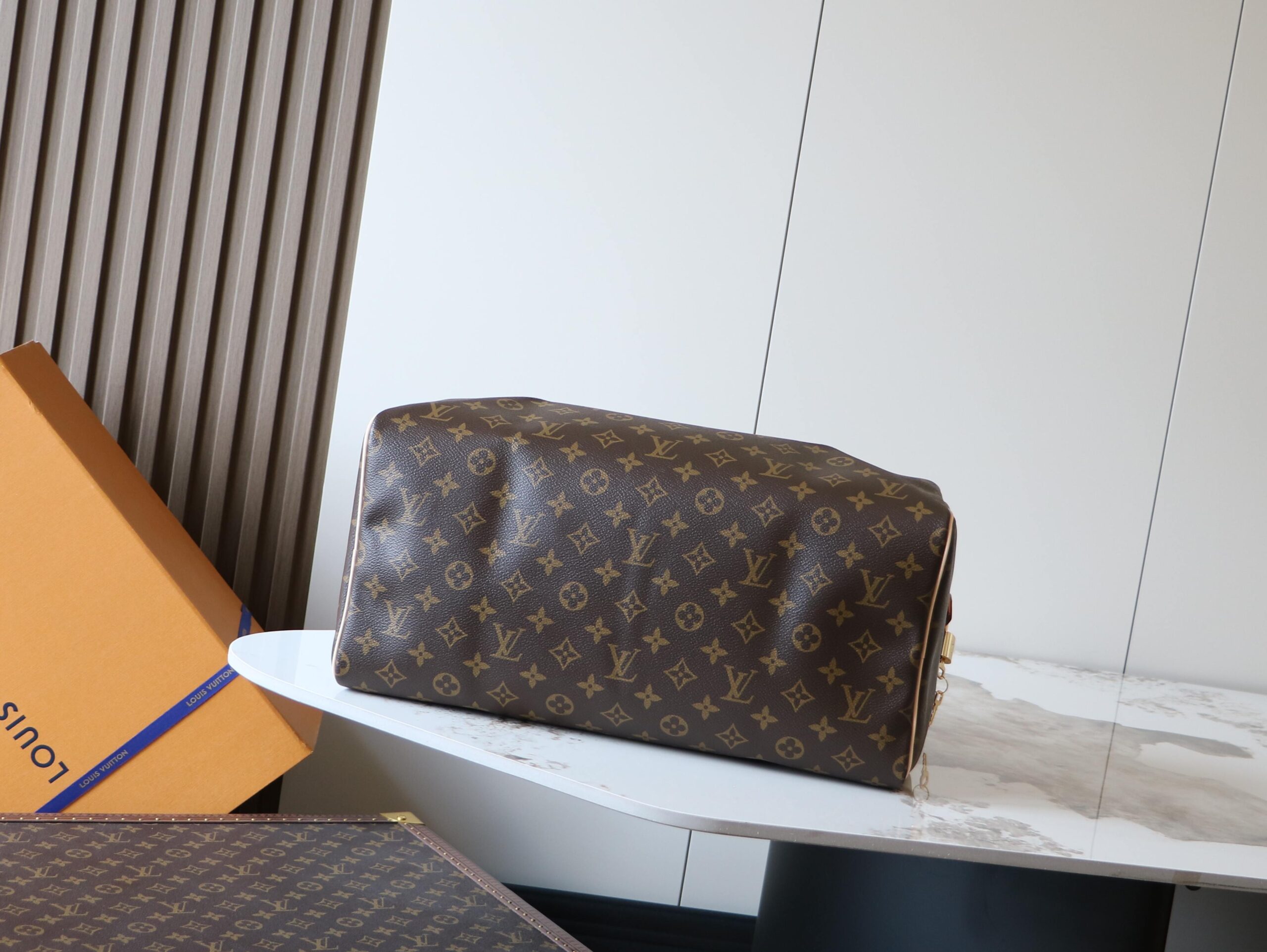 Louis Vuitton Speedy 40 Handbag with Bronze-Tone Hardware - Image 4