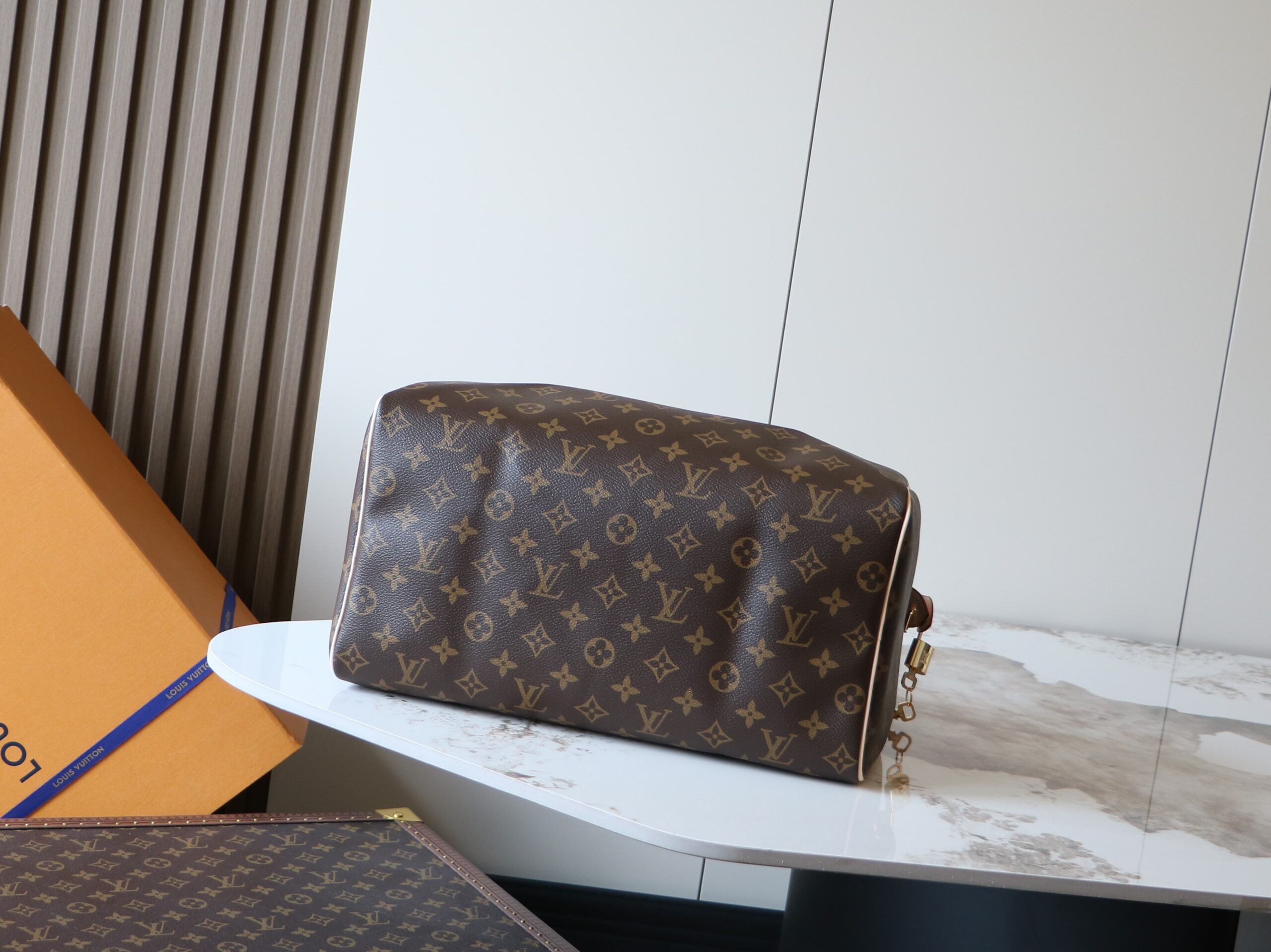 Louis Vuitton Speedy Handbag M41107 with Damier Canvas and Brass Hardware - Image 4