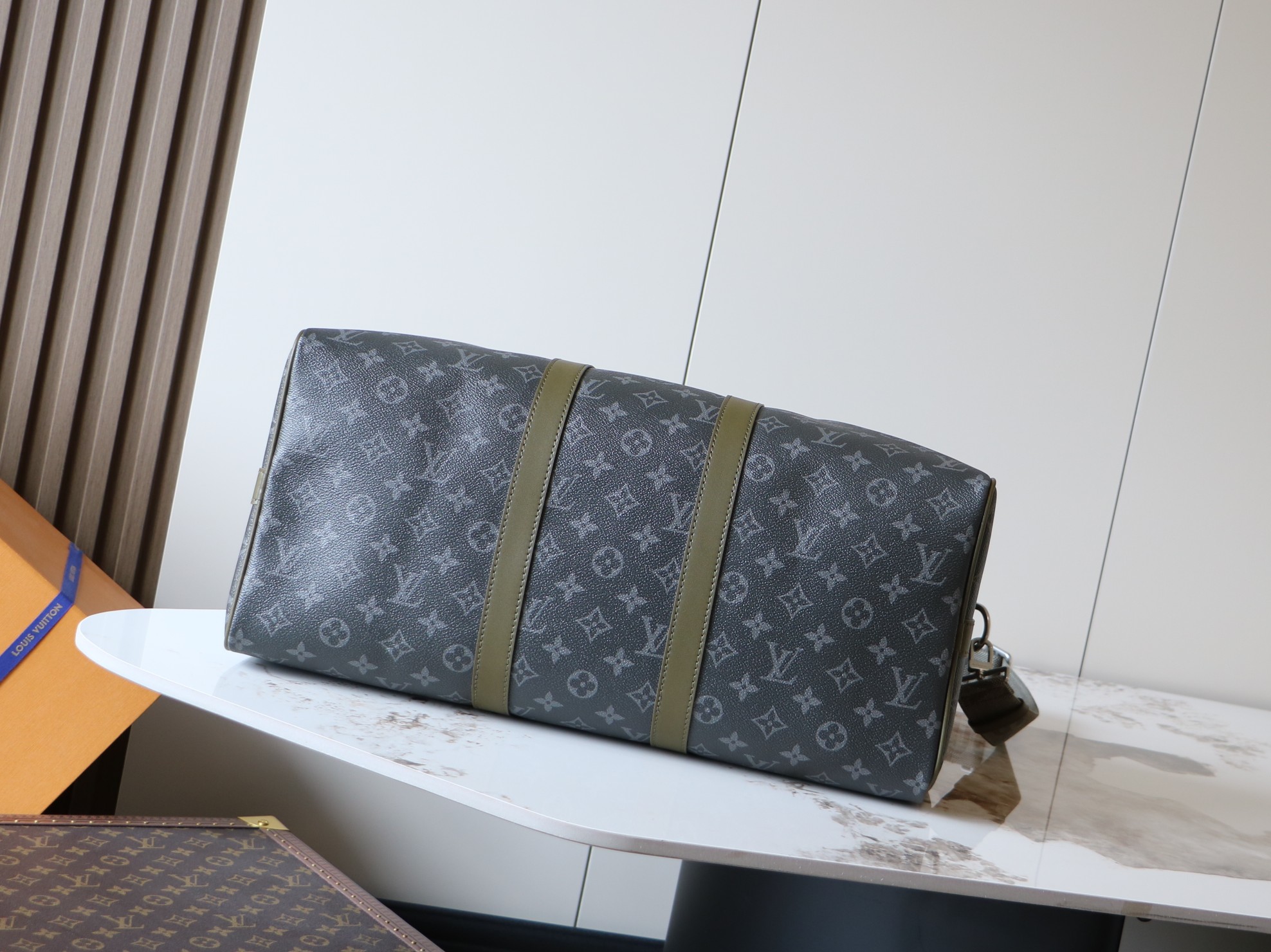 Louis Vuitton Keepall Bandoulière 45 Travel Bag in Monogram Eclipse Canvas - Image 4