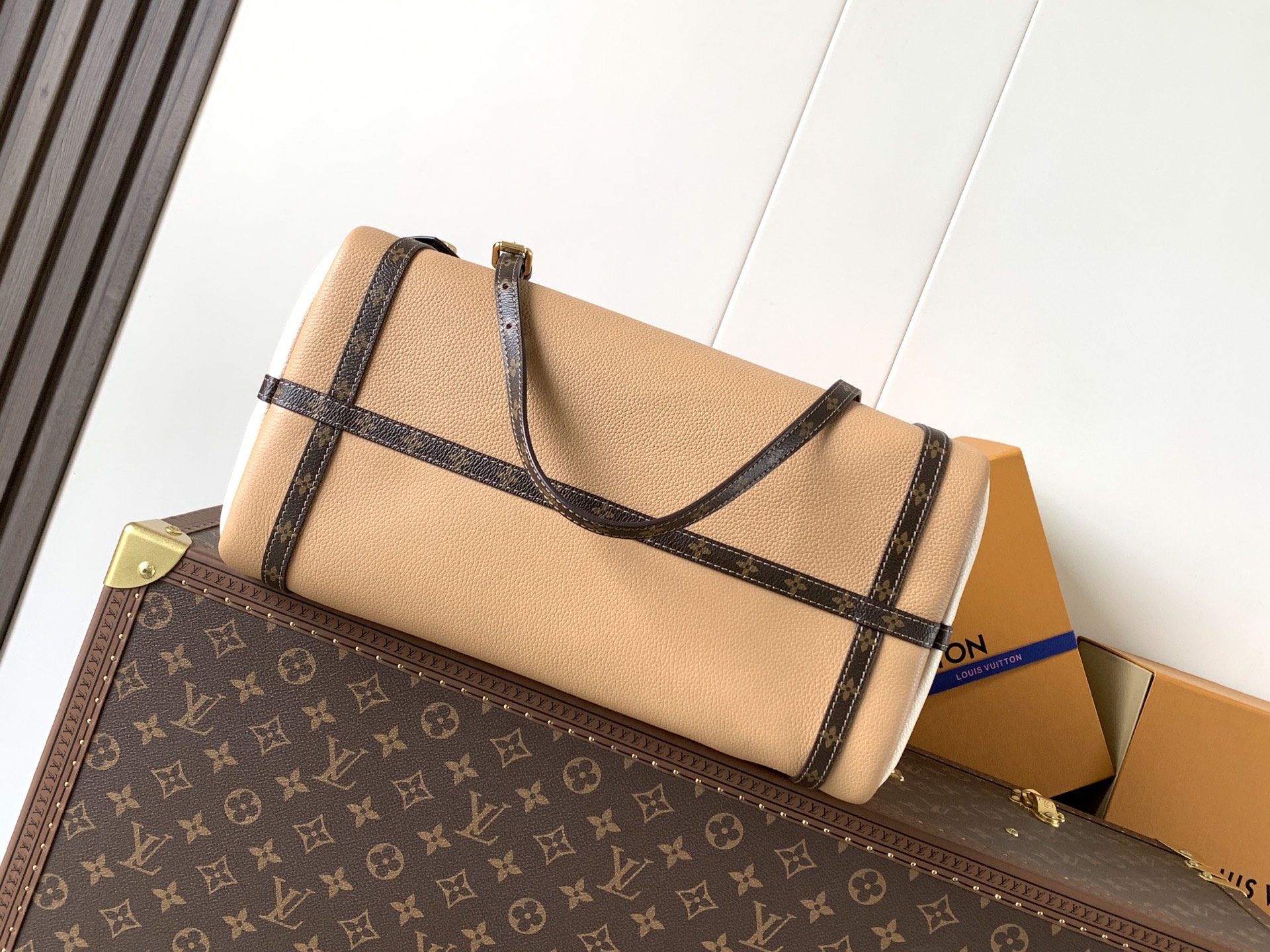 Louis Vuitton Express Medium Handbag in Monogram Canvas - Image 4
