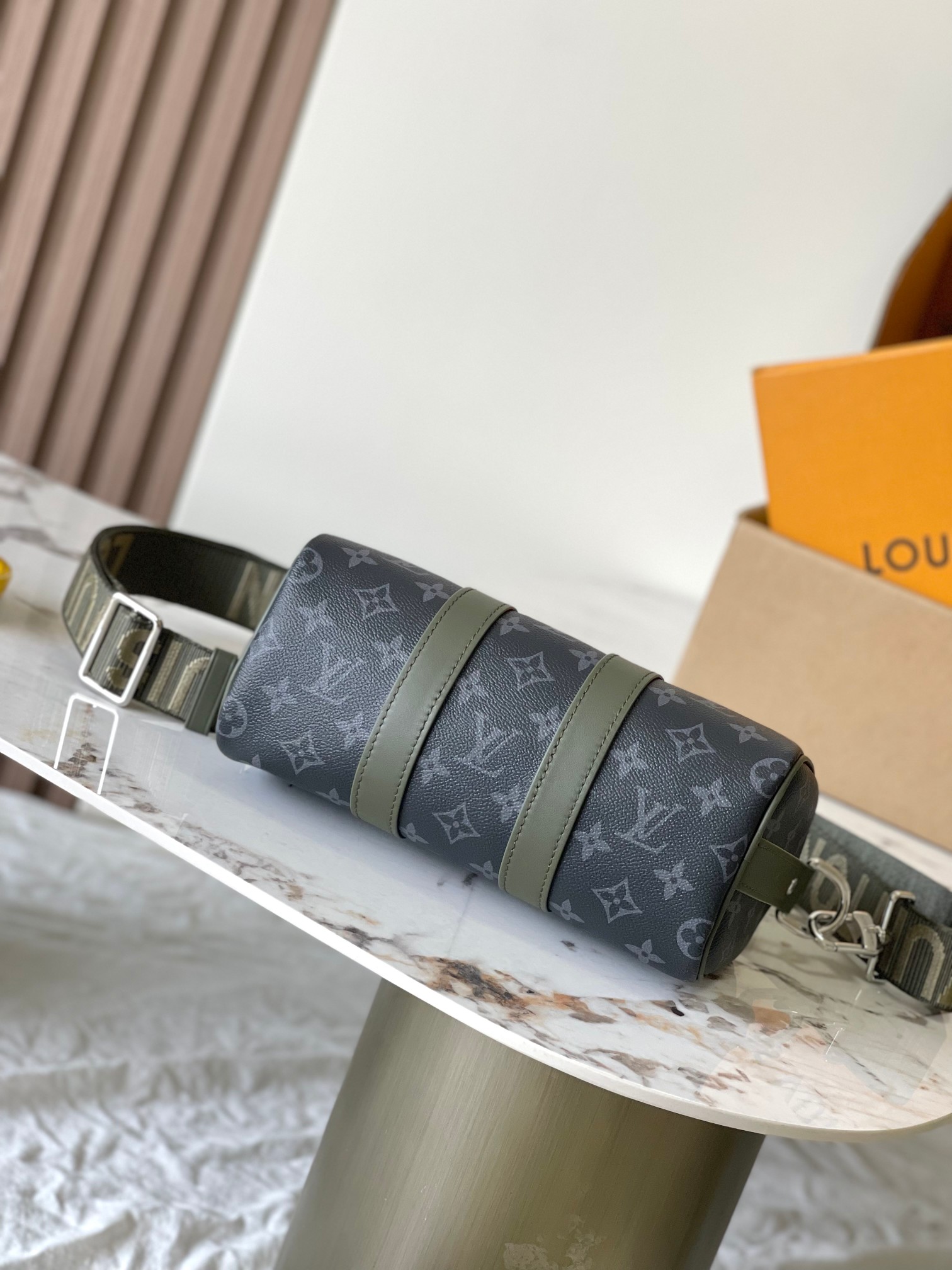 Louis Vuitton Keepall Bandoulière 25 Shoulder Bag - Image 4