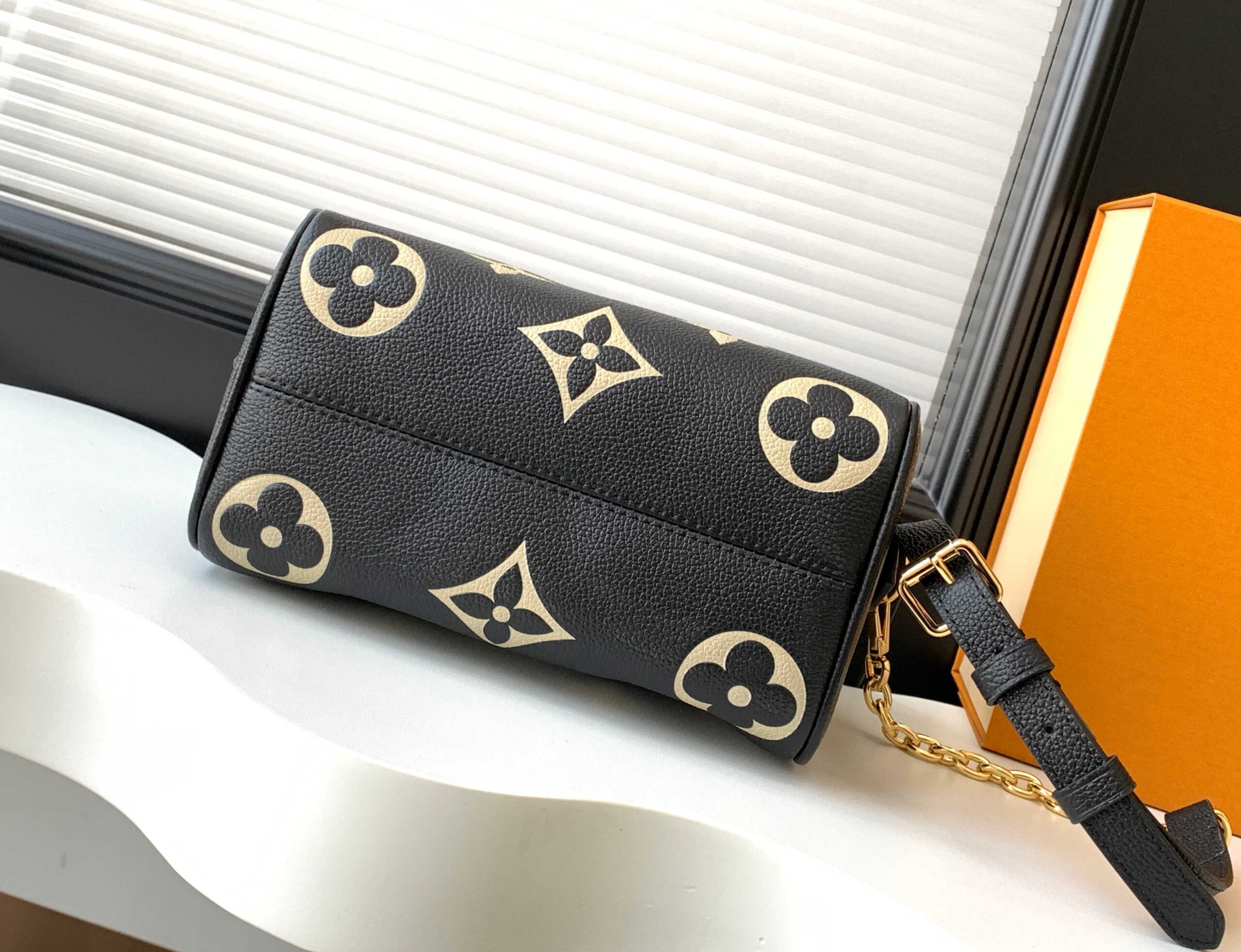 Louis Vuitton Speedy Bandoulière 20 Crossbody Bag in Monogram Empreinte Leather - Image 4
