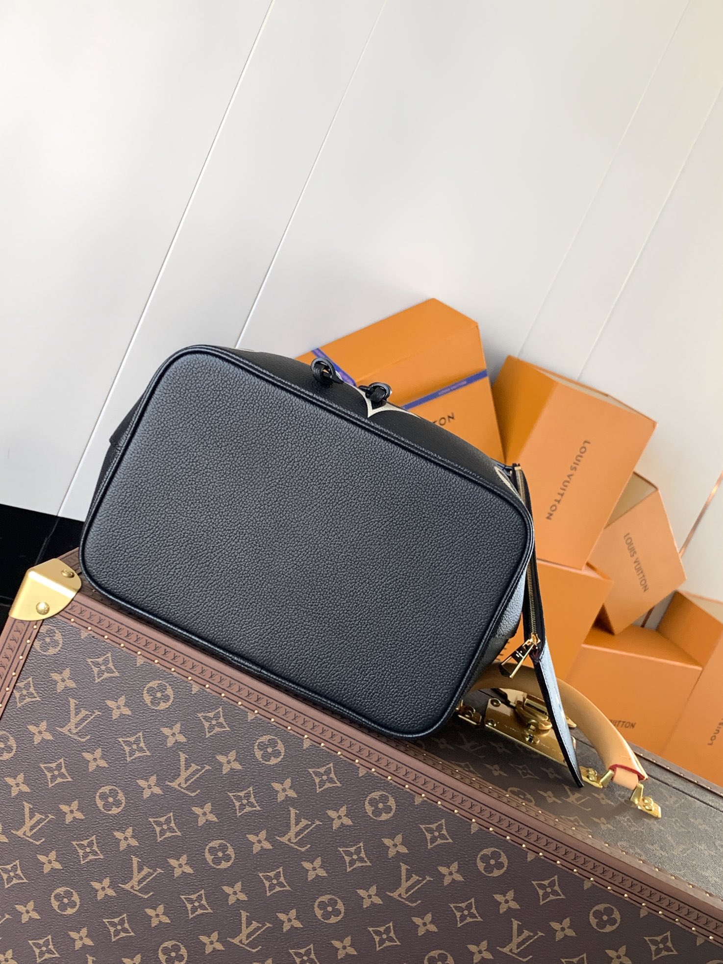 Louis Vuitton NeoNoe MM Bucket Bag in Embossed Grained Cowhide - Image 4