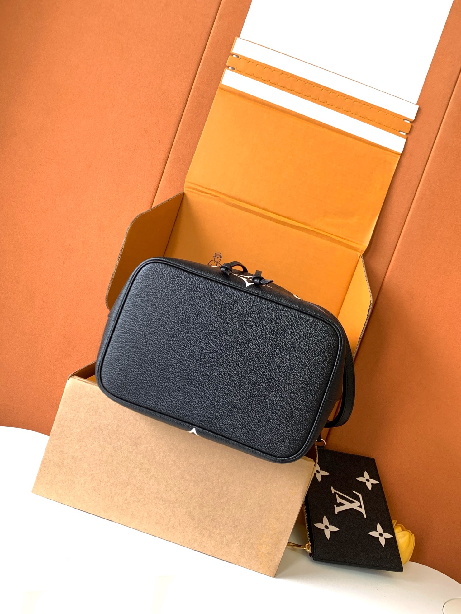 Louis Vuitton NéoNoé Medium Crossbody Bucket Bag - Image 4