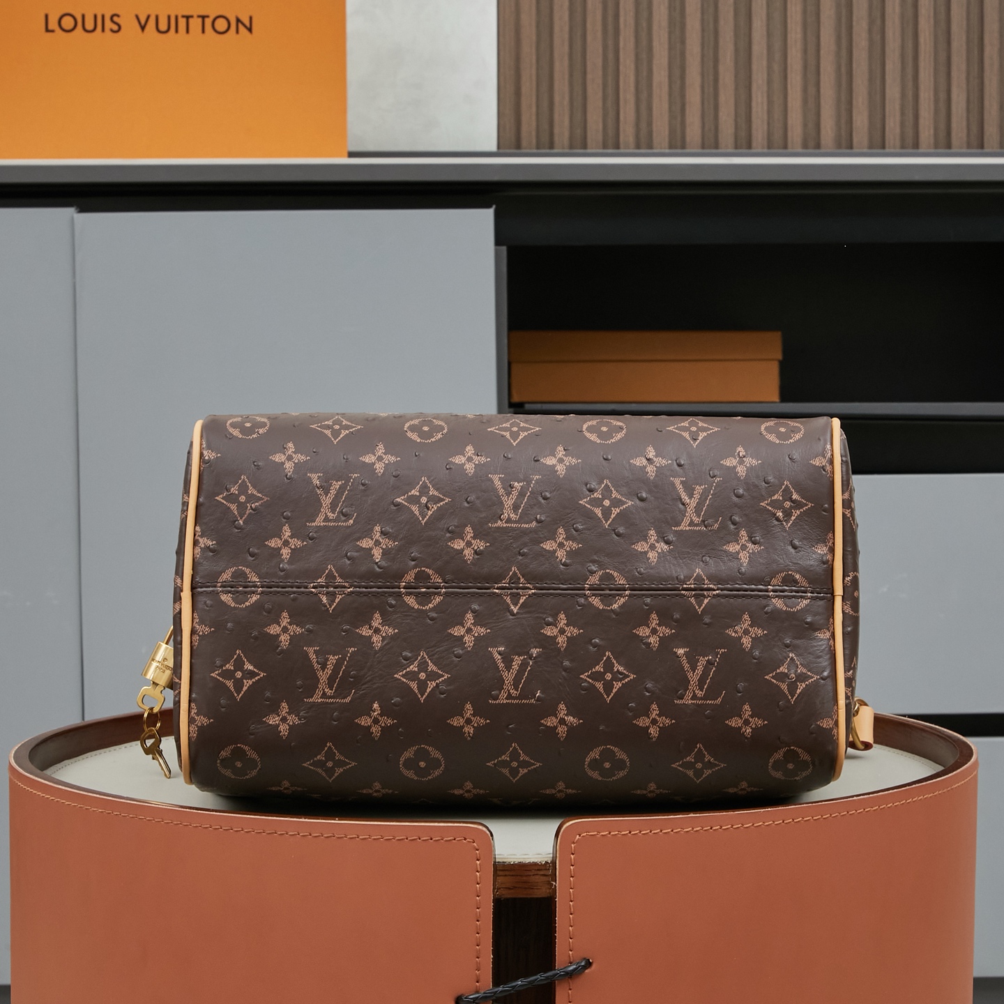 Louis Vuitton Speedy Bandouliere 30 Monogram Leather Crossbody Bag - Image 4