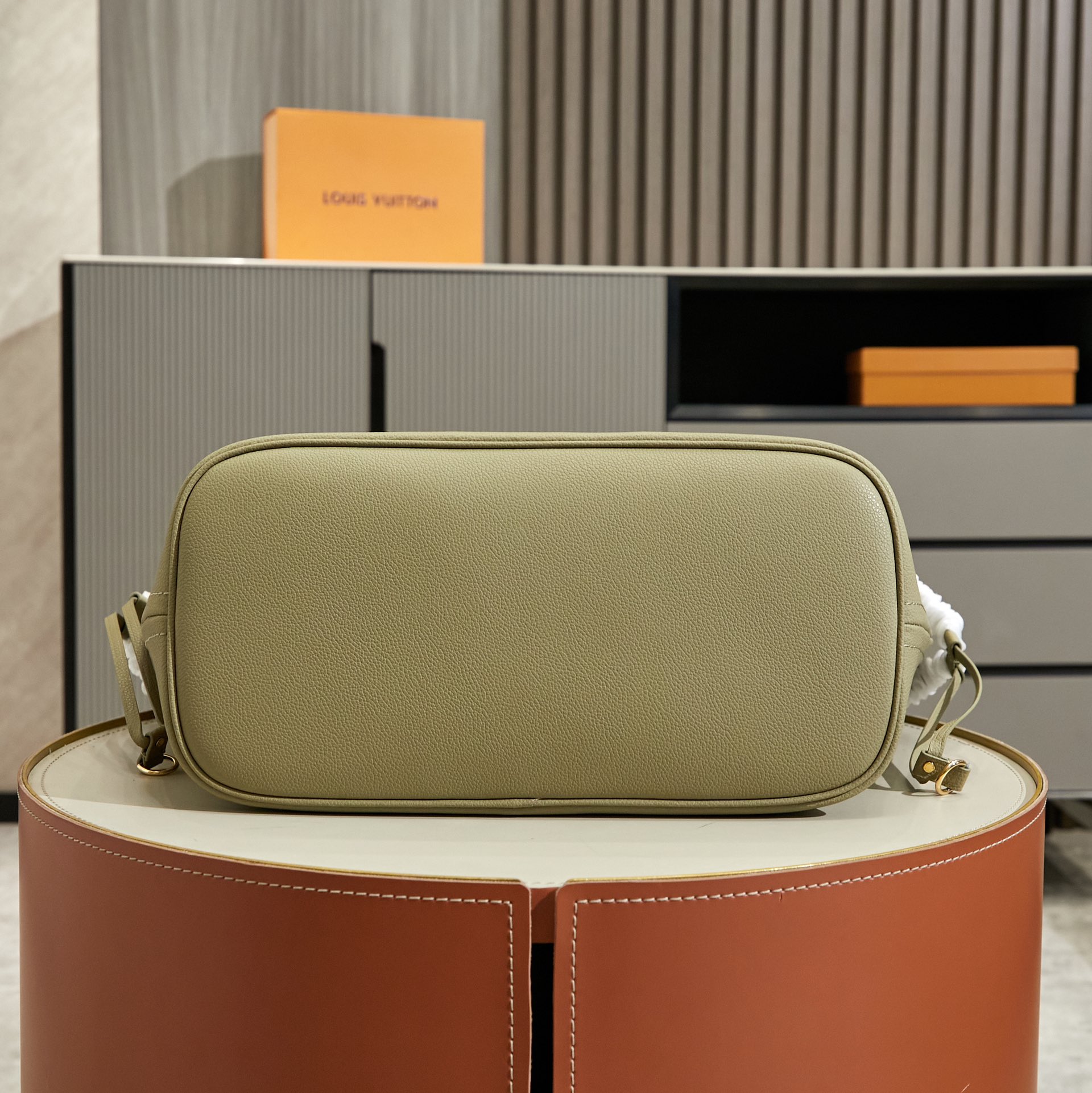 Louis Vuitton Neverfull MM Tote Bag - Image 4