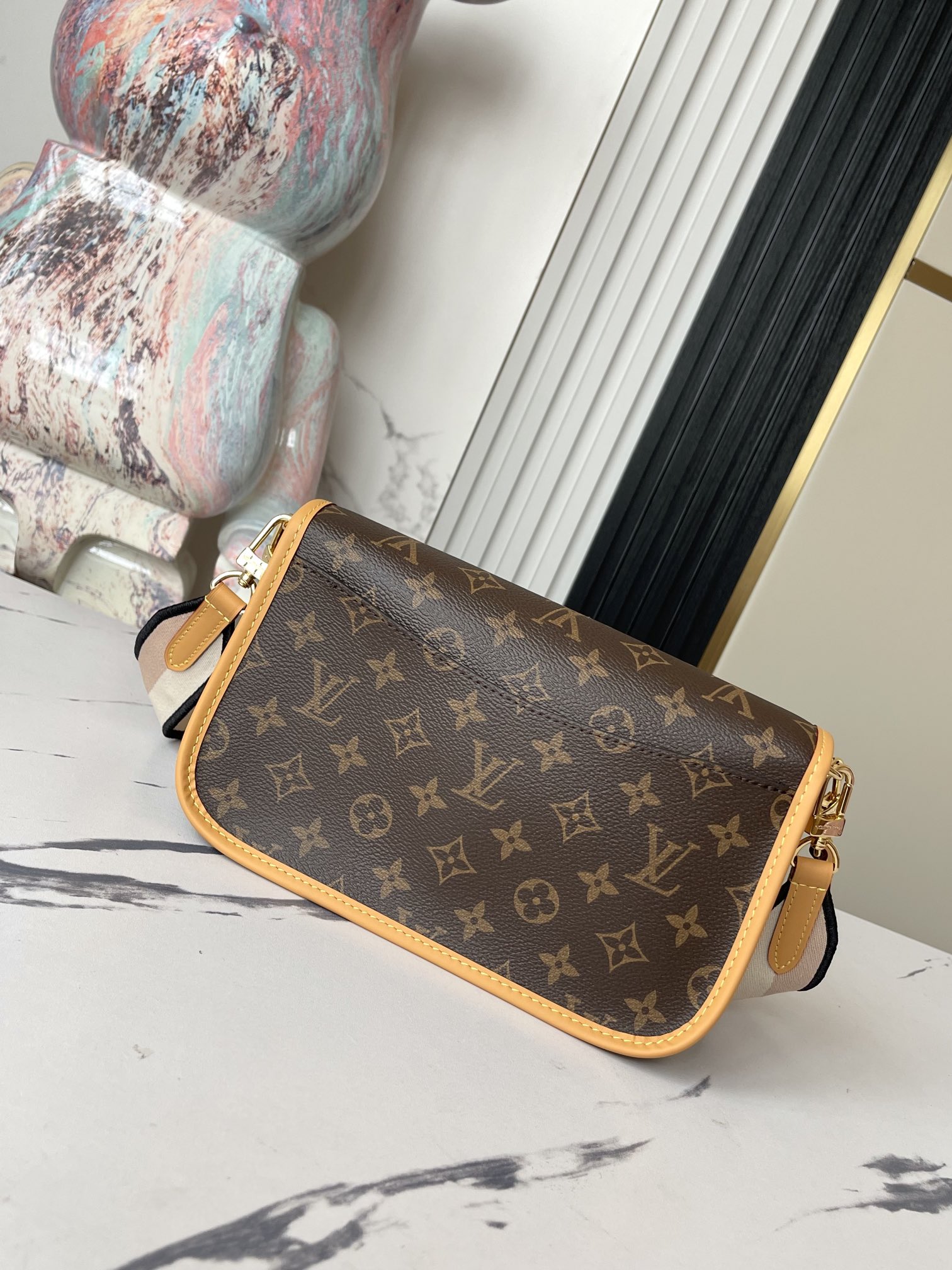 Diane Leather Handbag with Detachable Shoulder and Crossbody Straps - Image 4