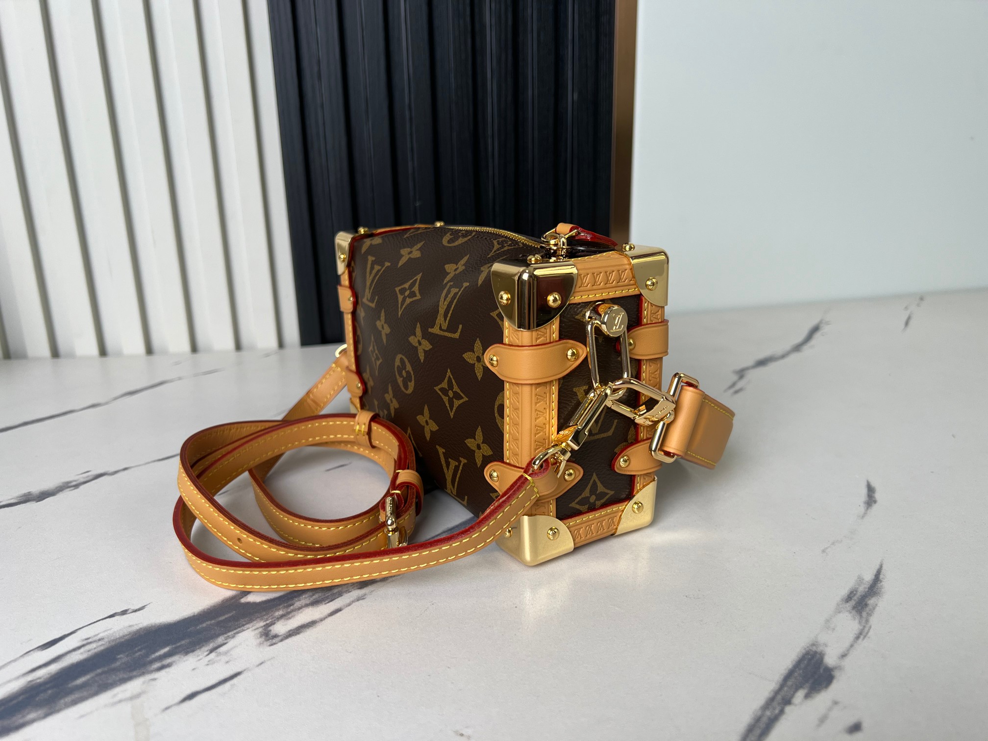 Louis Vuitton Monogram Box-Style Handbag M46815 - Image 4