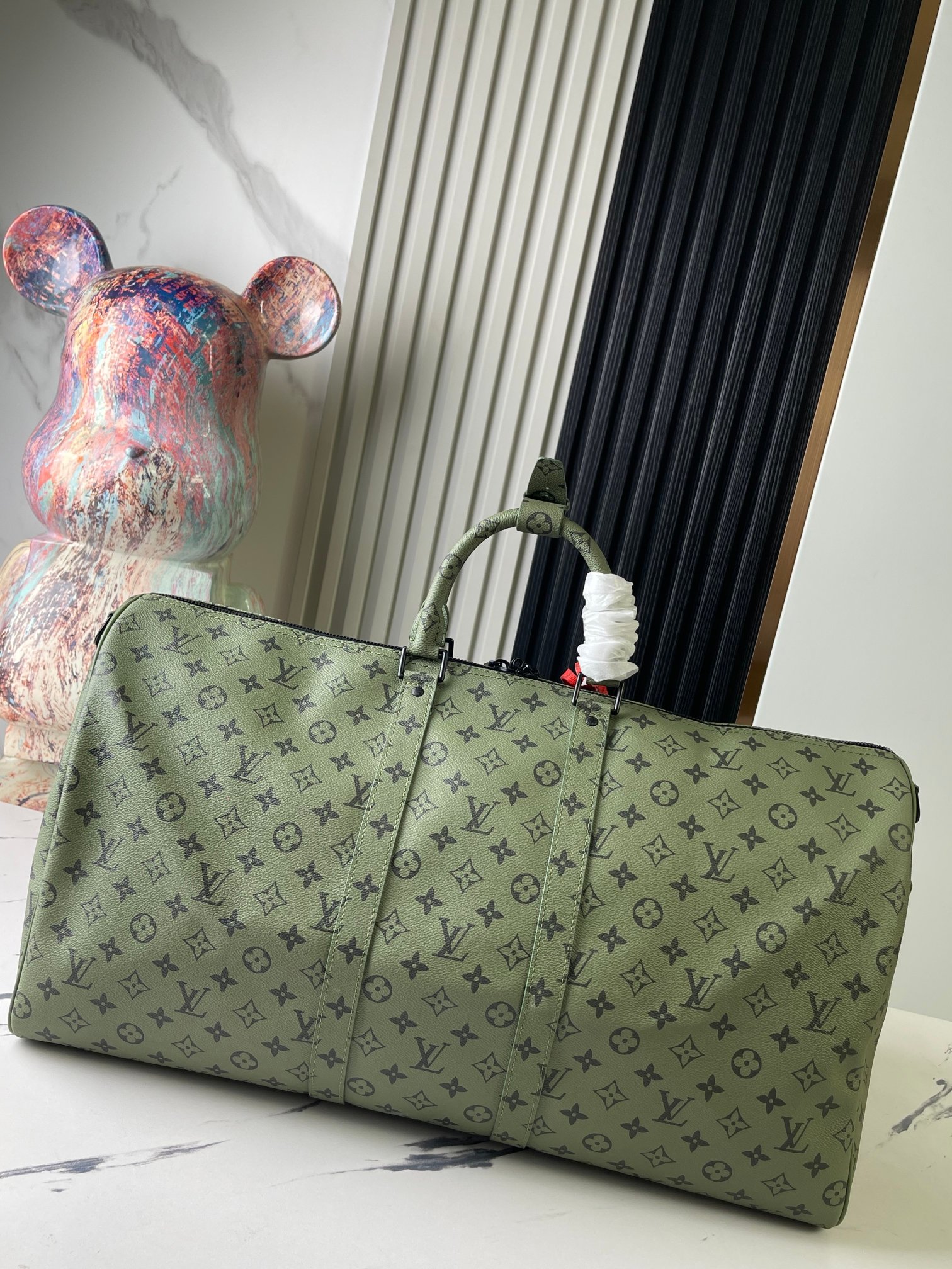 Louis Vuitton Keepall Bandoulière 55 Travel Bag in Monogram Tones - Image 4