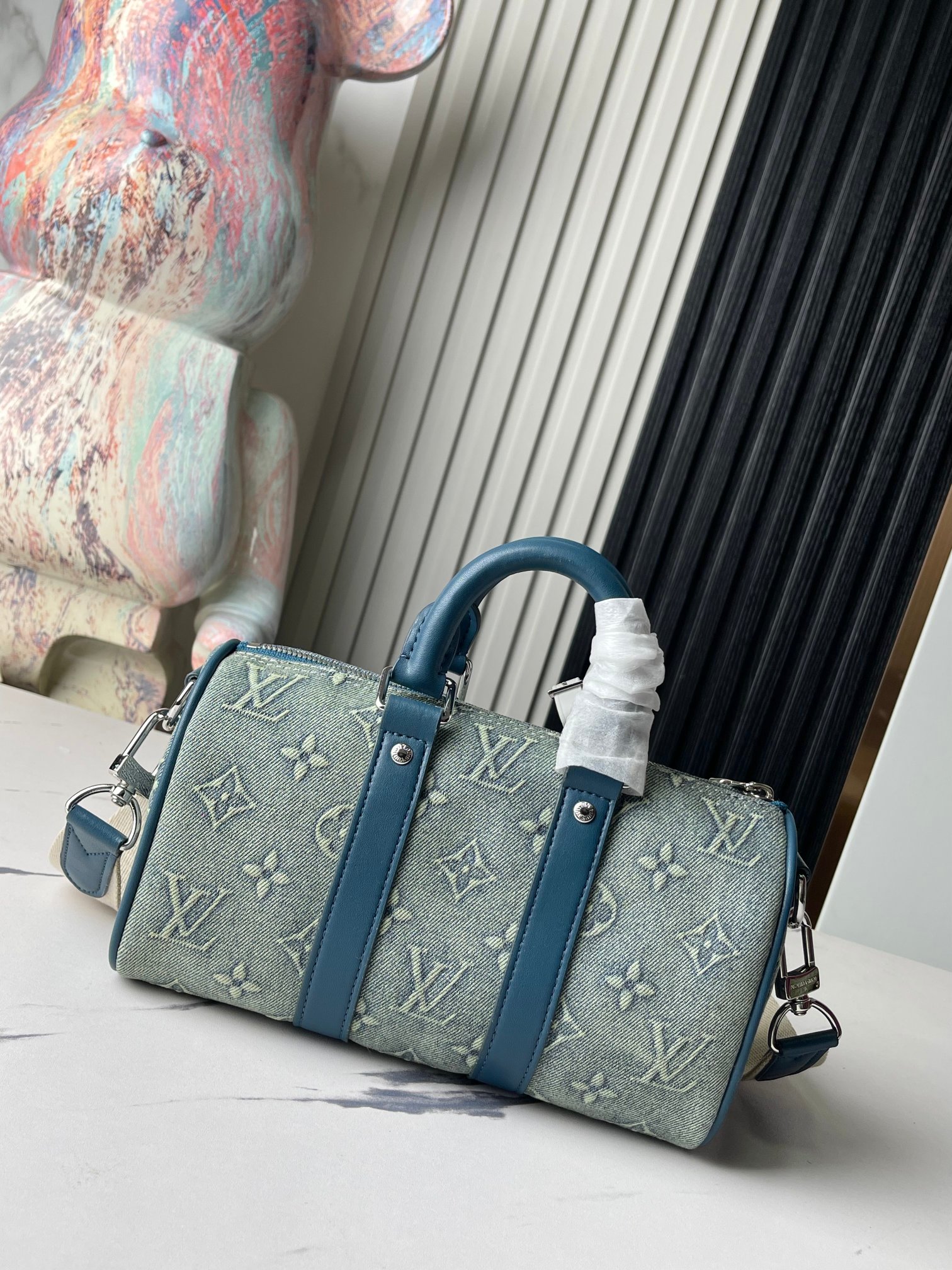 Louis Vuitton Keepall Bandoulière 25 Shoulder Bag in Monogram Washed Denim Canvas - Image 4