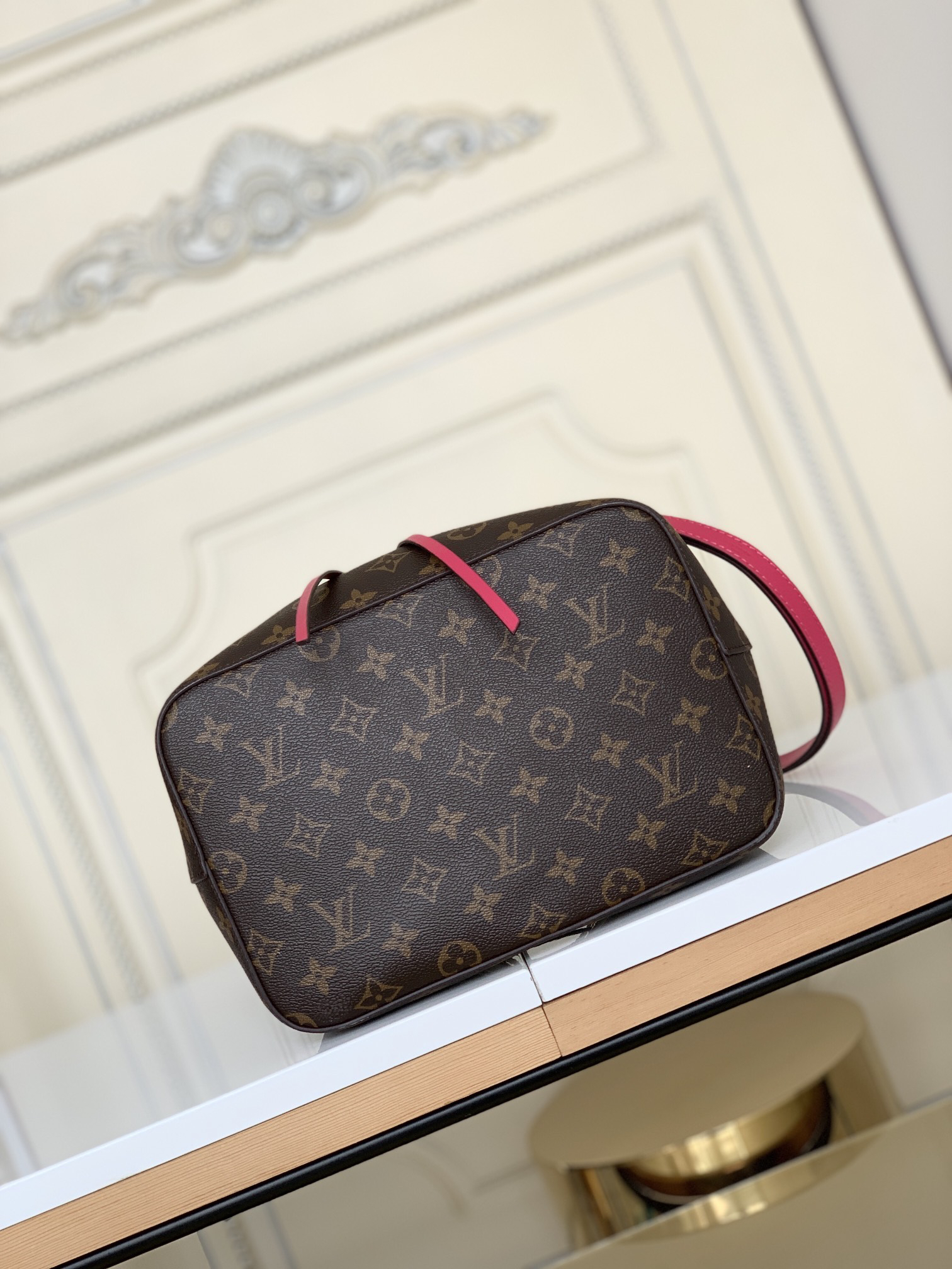 Louis Vuitton NéoNoé Bucket Bag in Monogram Canvas - Image 4
