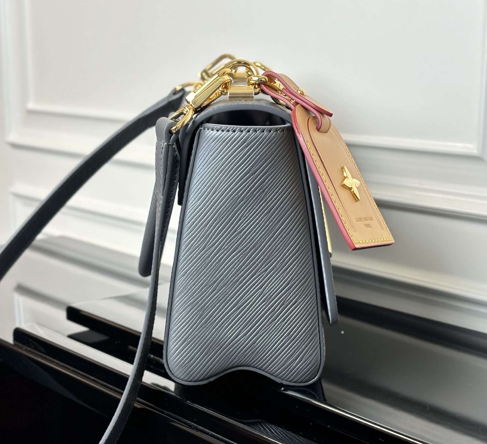 Louis Vuitton M14059 Twist MM Epi Leather Crossbody Bag - Image 4