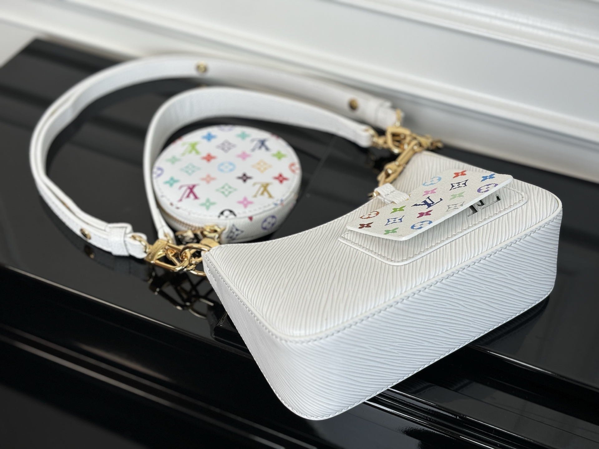 Marellini M13099 White Crossbody Bag - Image 4