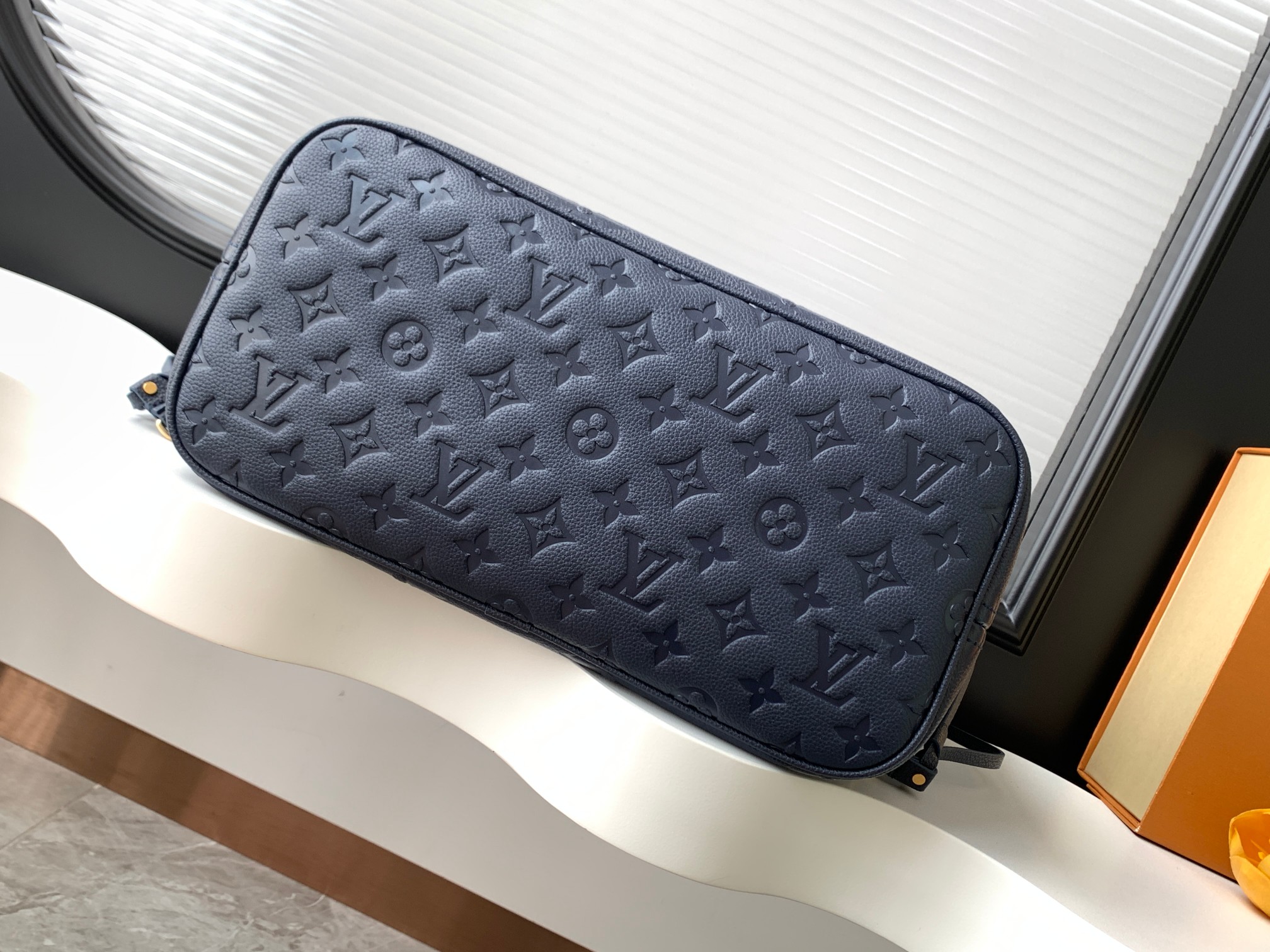 Louis Vuitton Neverfull MM Tote Bag with Detachable Zip Pouch - Image 4