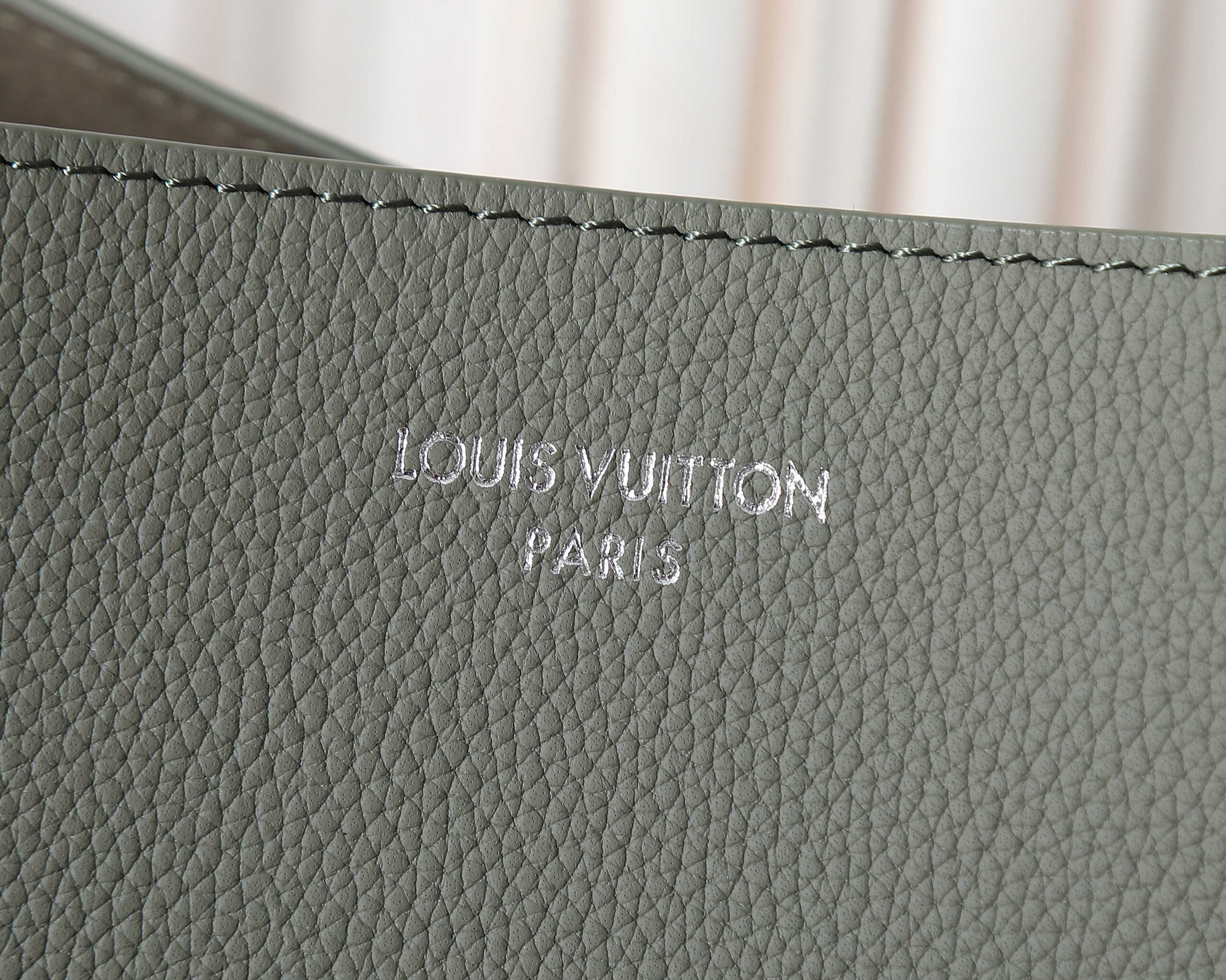 Louis Vuitton Verso Hobo Handbag - Image 4