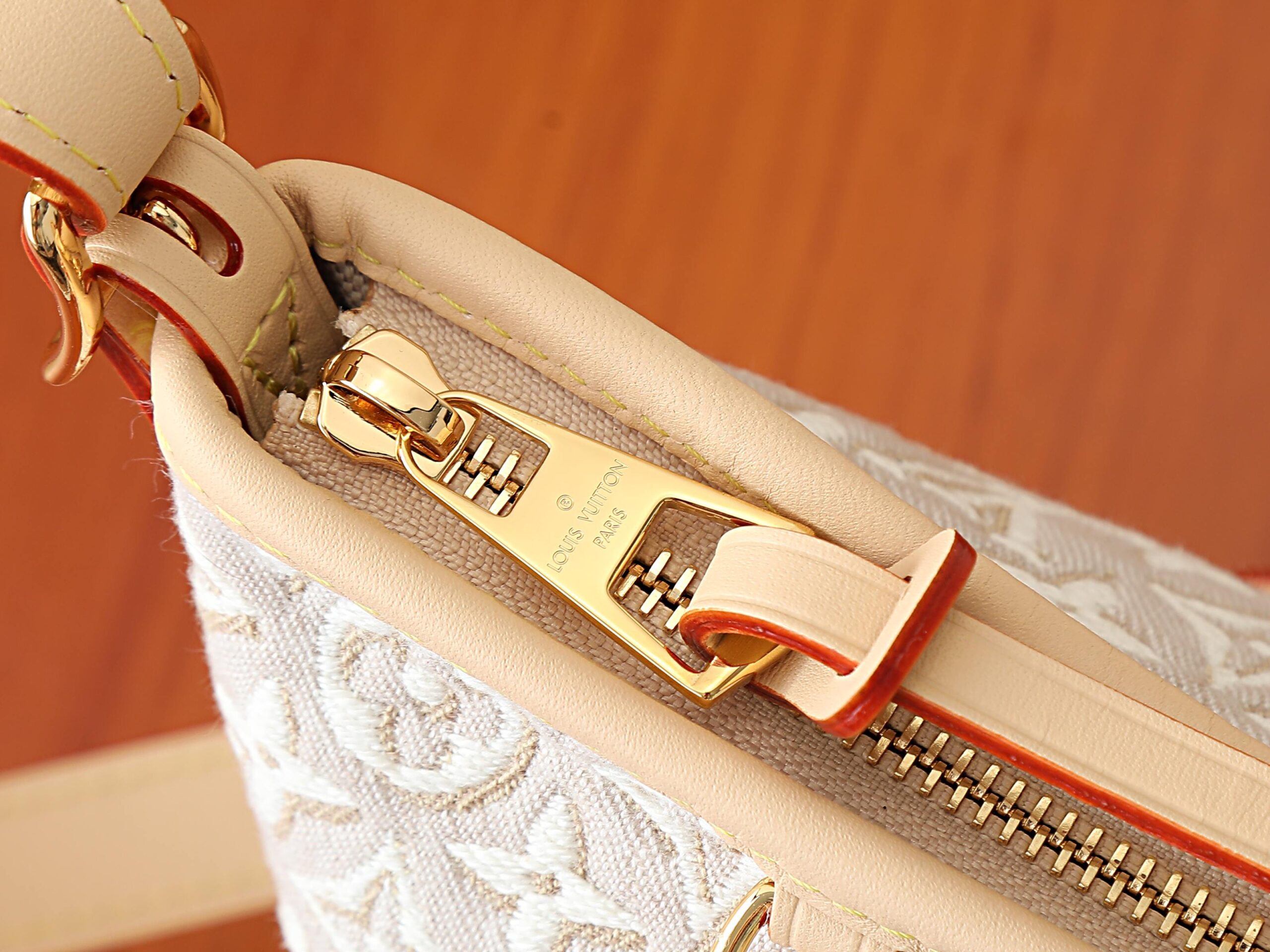 Louis Vuitton Carryall East-West Handbag in Monogram Emblème - Image 4